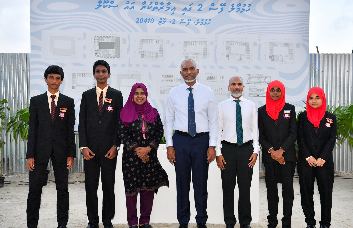 ހުޅުމާލެ ދެވަނަ ފިޔަވަހީގައި އަޅާ ދެވަނަ ސްކޫލްގެ ބިންގާ އެޅުމަށް ބޭއްވި ރަސްމިއްޔާތުގައި ބައިވެރިވި ބައެއް ސްކޫލް ދަރިވަރުންނާ އެކު ރައީސް ޑރ. މުހައްމަދު މުއިއްޒު އާ އެޑިއުކޭޝަން މިނިސްޓަރު ޑރ. އިސްމާއިލް ޝަފީއު ފޮޓޯއަކަށް ހުއްޓިވަޑައިގެން -- ފޮޓޯ: ރައީސް އޮފީސް