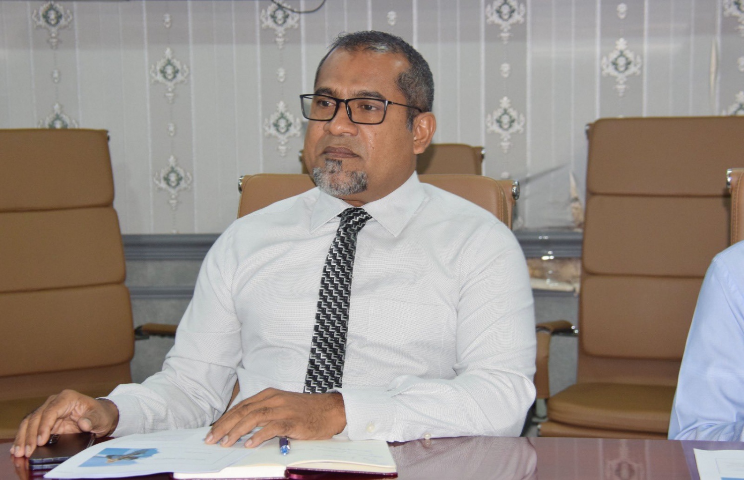 ހެލްތު މިނިސްޓަރު ޑރ. ހަލީލް، އެ މިނިސްޓްރީގެ ބައްދަލުވުމެއްގައި ބައިވެރިވެވަޑައިގަންނަވަނީ.-- ފޮޓޯ: ހެލްތު މިނިސްޓްރީ