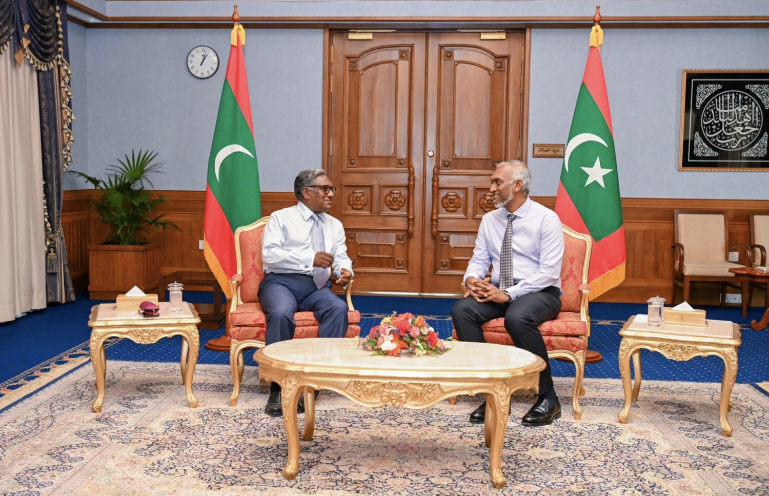 ރައީސް ޑރ. މުހައްމަދު މުއިއްޒާއި ކުރީގެ ރައީސް ޑރ. މުހައްމަދު ވަހީދު ބައްދަލުކުރައްވަނީ.-- ފޮޓޯ: ރައީސް އޮފީސް