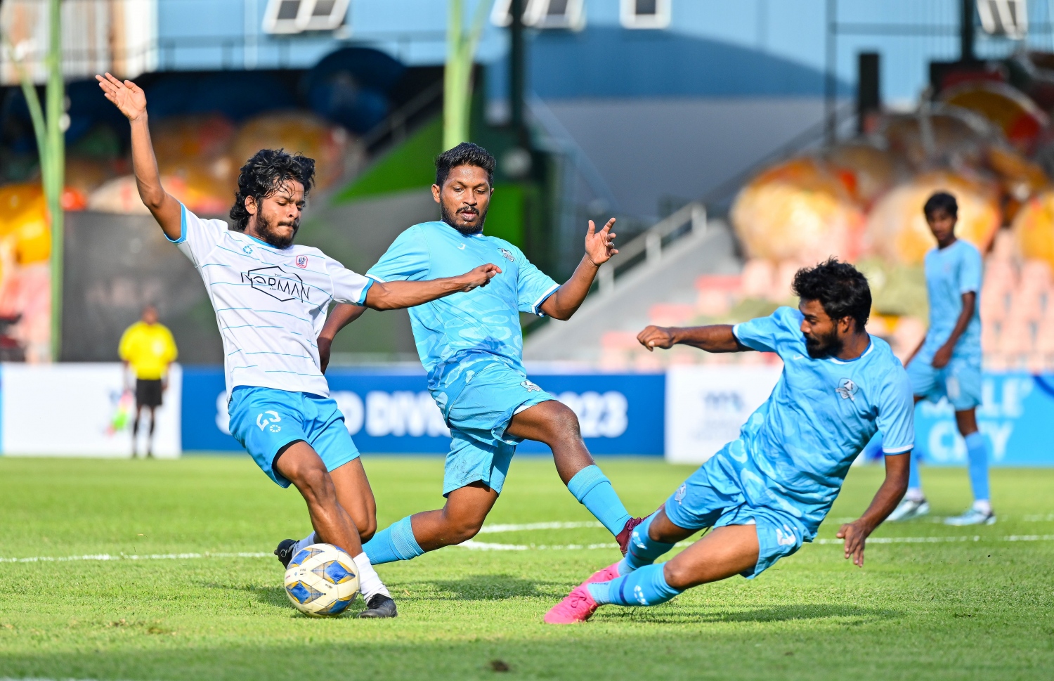 މިއަދު މަސްއޮޑި އާއި މަހިބަދޫ ބައްދަލުކުރި މެޗުގެ ތެރެއިން.-- ފޮޓޯ: ފަޔާޒް މޫސާ/ މިހާރު