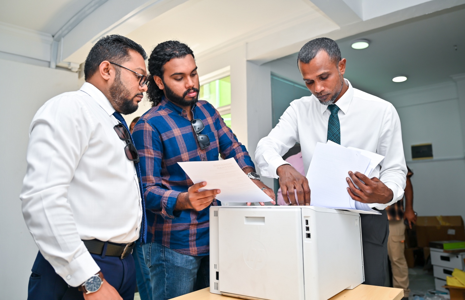 އެފްއޭއެމްގެ އިންތިހާބަށް ކުރިމަތިލެއްވި ތޯރިގު (ކ)ވެލެންސިއާގެ ޗެއާމަން އަބްދުﷲ އަޒްމީން (ވ): ދެ --- ފައިލް ފޮޓޯ: ފަޔާޒު މޫސާ | މިހާރު