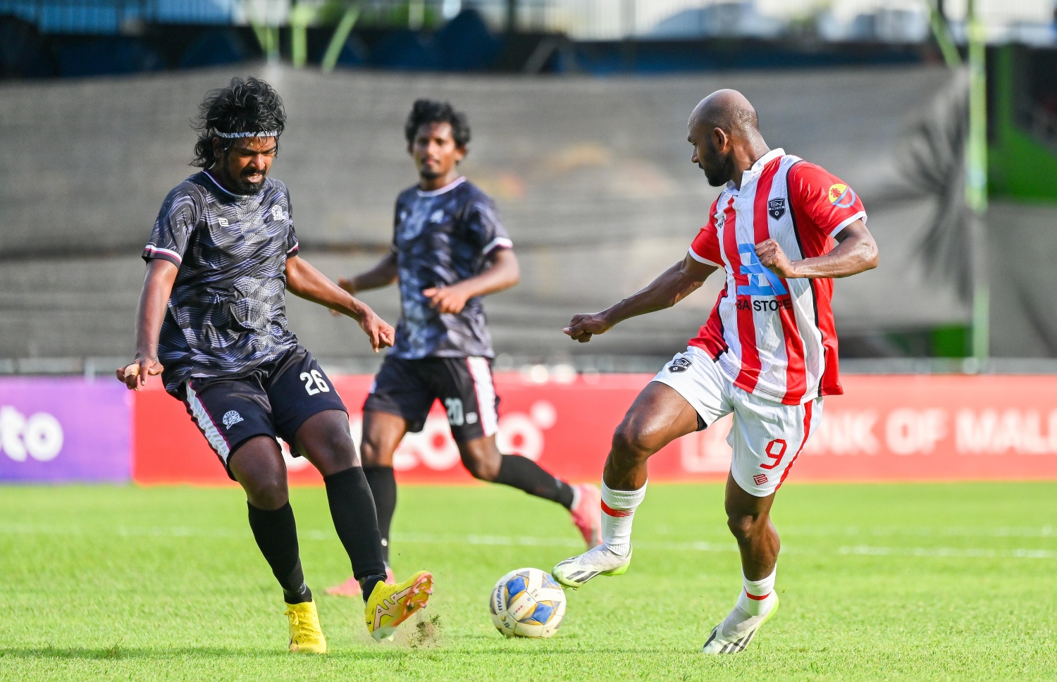 ބީޖީ އާއި ޓެންޓް ސްޕޯޓްސް ބައްދަލުކުރި މެޗުގެ ތެރެއިން.-- ފޮޓޯ: ފަޔާޒް މޫސާ/ މިހާރު