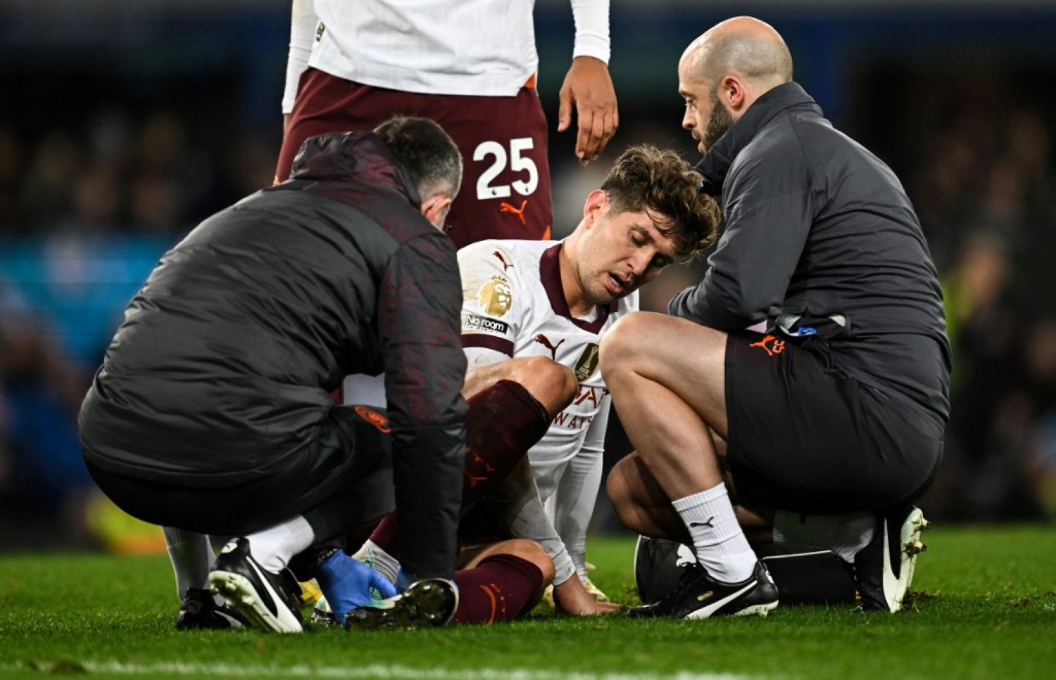 ސްޓޯންސް އަށް އަނިޔާވެގެން ދަނޑުމަތީގައި އަވަސް ފަރުވާ ދެނީ.-- ފޮޓޯ: އޭއެފްޕީ