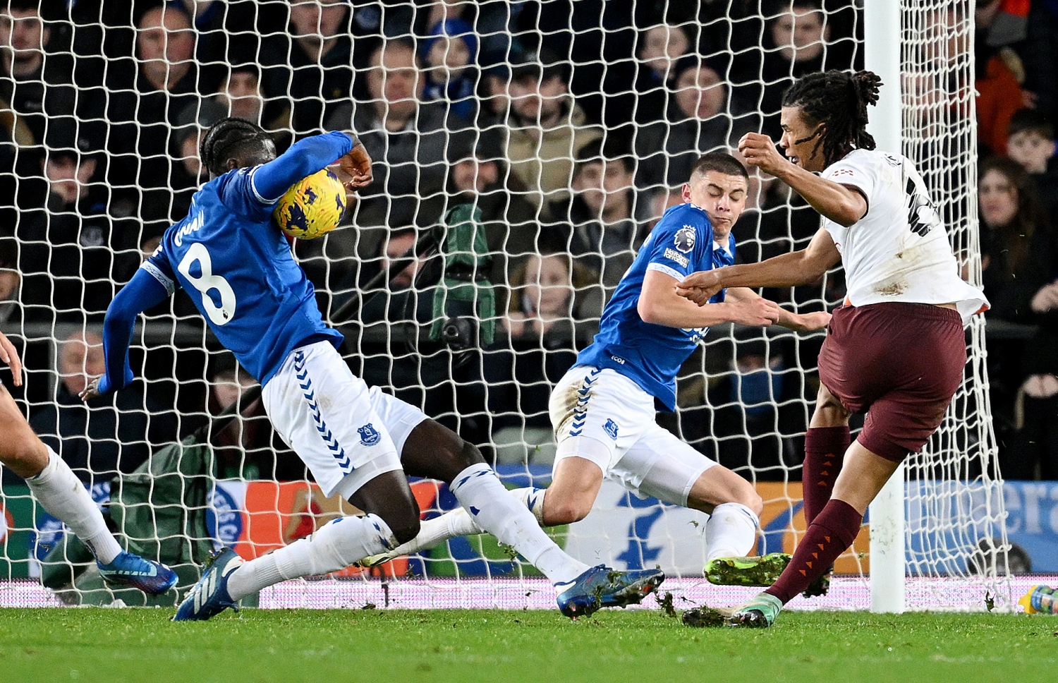 އަކޭ ފޮނުވާޅި ބޯޅަ ބްލޮކް ކުރަން އޮނާނާ މަސައްކަތް ކުރަނީ، ސިޓީ އަށް ޕެނަލްޓީ ދިނީ މި ބޯޅަ އޮނާނާގެ އަތުގައި ޖެހިގެން.-- ފޮޓޯ: ގެޓީ