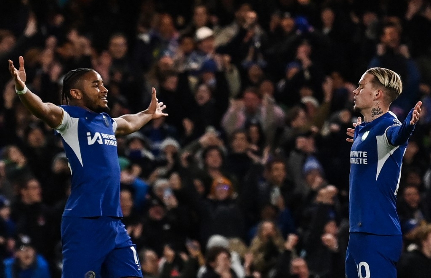 މުޑްރިކް (ކ) ލީޑު ނަގައިދިން ގޯލު ޖެހުމަށް ފަހު އެންކުންކޫ (ވ) އާއެކު އުފާފާޅު ކުރަނީ.-- ފޮޓޯ: އޭއެފްޕީ