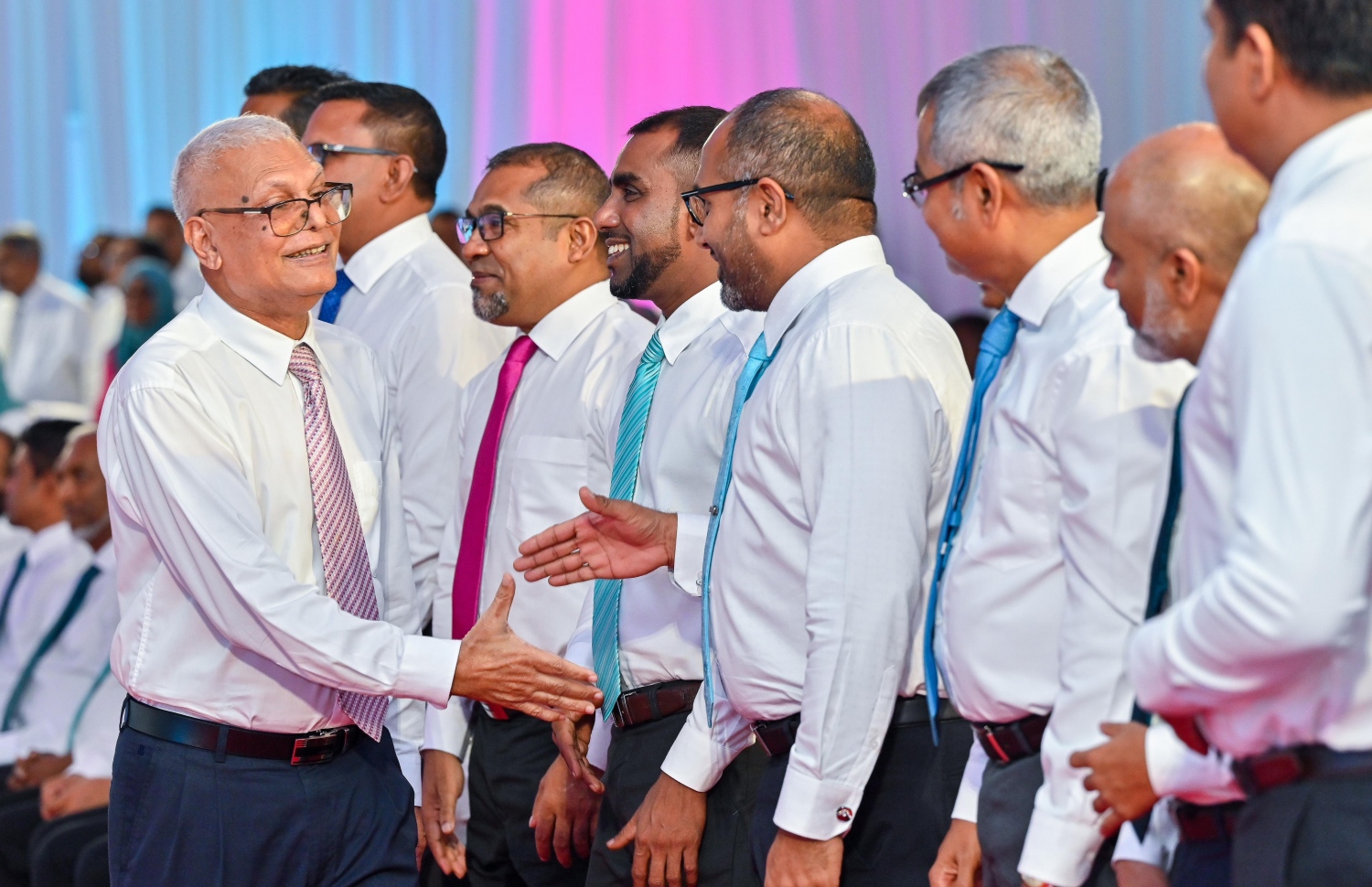 ޝަރީފް ޕީޕީއެމް/ޕީއެންސީގެ އިސްބޭފުޅުންނާ ސަލާމް ކުރައްވަނީ-- ފޮޓޯ: ފަޔާޒް މޫސާ / މިހާރު