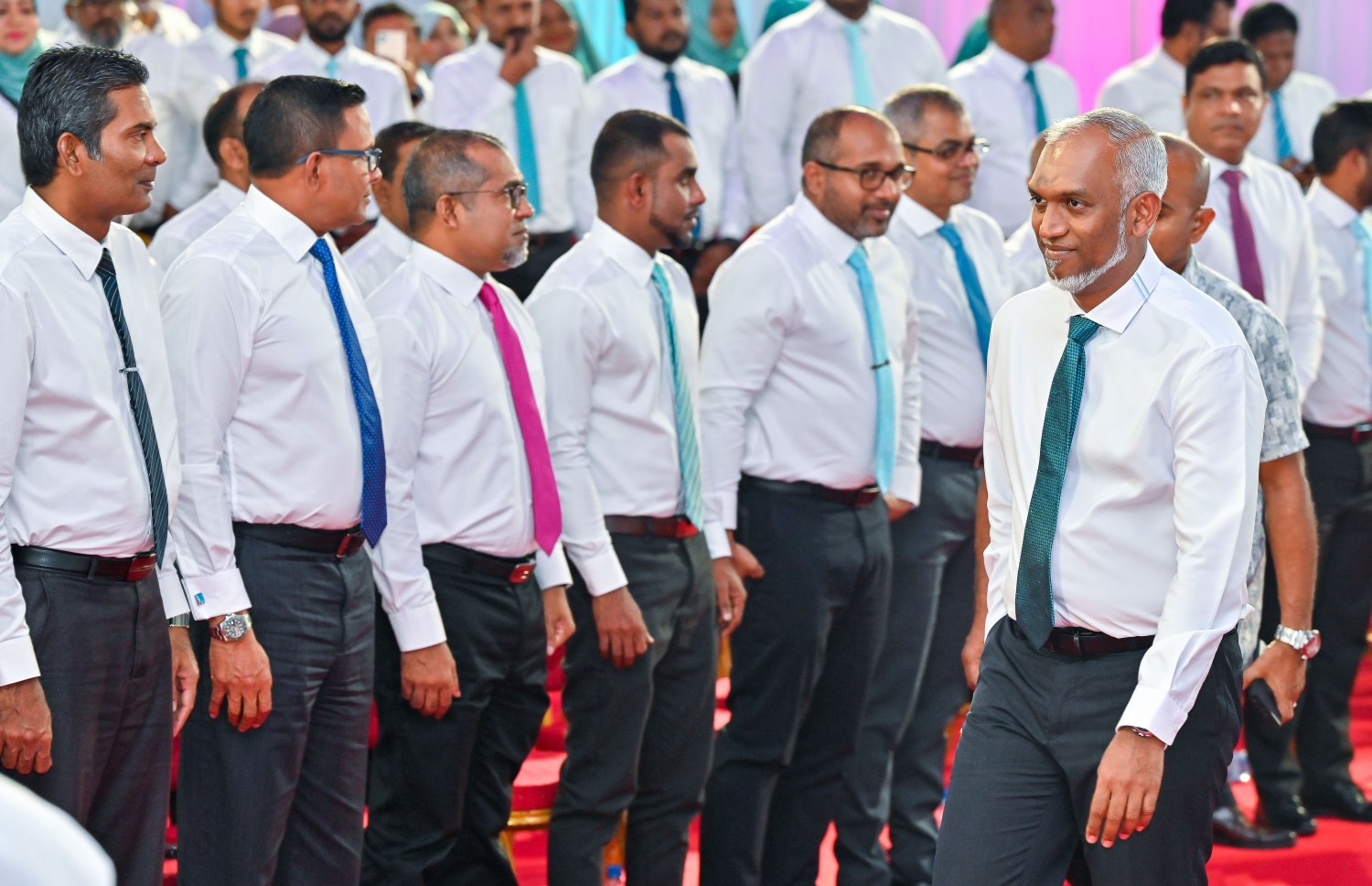 ޕީއެންސީން ދަރުބާރުގޭގައި ބޭއްވި "ފެށުން" ޖަލްސާ އަށް ރައީސް އަދި އެ ޕާޓީގެ ރައީސް ޑރ މުހައްމަދު މުއިއްޒު ވަޑައިގަންނަވަނީ: މި ޖަލްސާގައި އެމްޑީޕީގެ ބައެއް މަޖިލިސް މެމްބަރުން ވަނީ ޕީއެންސީއާ ގުޅިވަޑައިގެންފައި.--- ފޮޓޯ: ފަޔާޒު މޫސާ | މިހާރު
