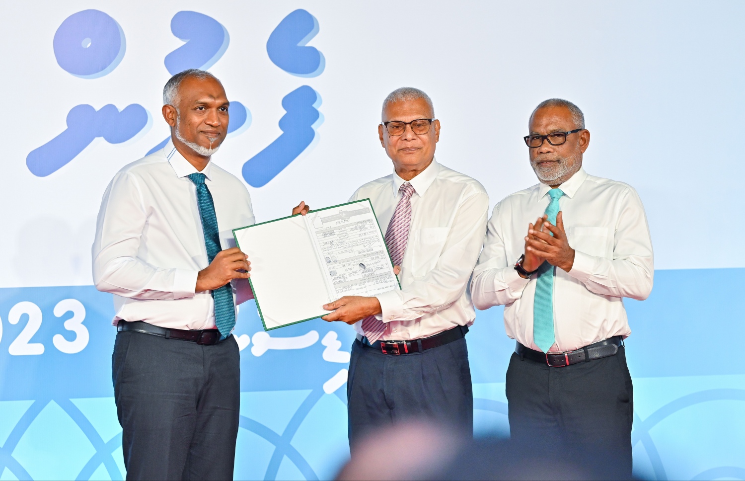 މަރަދޫ ދާއިރާގެ މެމްބަރު އިބްރާހިމް ޝަރީފް (މަވޯޓާ) ޕީއެންސީ އަށް ސޮއިކުރައްވައި އޭނާގެ ފޯމު ރައީސް އަދި އެ ޕާޓީގެ ރައީސް ޑރ. މުއިއްޒާ ހަވާލު ކުރައްވަނީ.--- ފޮޓޯ: ފަޔާޒު މޫސާ| މިހާރު