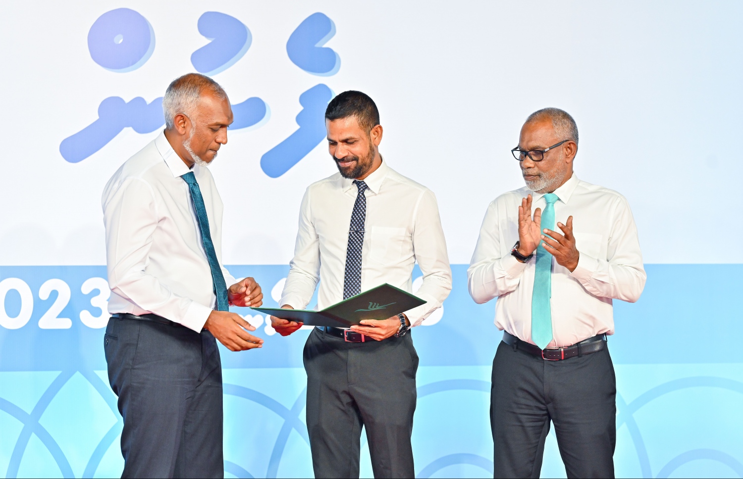 އިސްދޫ ދާއިރާގެ އެމްޑީޕީގެ މެމްބަރު އަލީ ހަމީދު ޕީއެންސީ އަށް ސޮއިކުރައްވައި އޭނާގެ ފޯމު ރައީސް އަދި އެ ޕާޓީގެ ރައީސް ޑރ. މުއިއްޒާ ހަވާލު ކުރައްވަނީ.--- ފޮޓޯ: ފަޔާޒު މޫސާ | މިހާރު