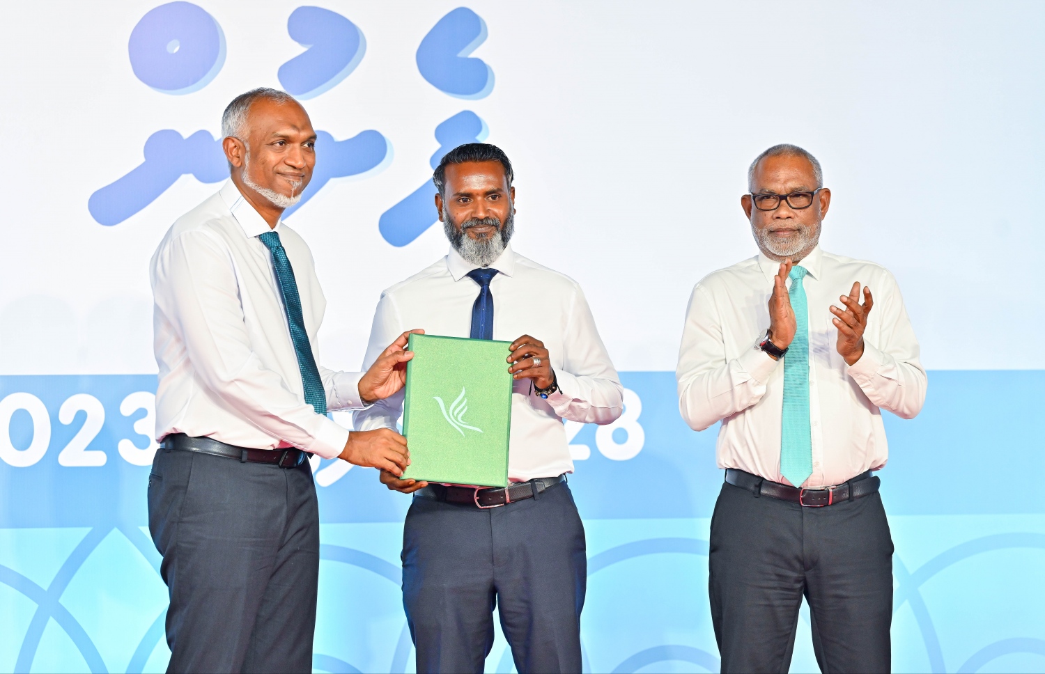 ކަނޑިތީމު ދާއިރާގެ އެމްޑީޕީގެ މެމްބަރު އަބްދުﷲ ޝަހީމް އަބްދުލްހަކީމް ޕީއެންސީ އަށް ސޮއިކުރައްވައި އޭނާގެ ފޯމު ރައީސް އަދި އެ ޕާޓީގެ ރައީސް ޑރ. މުއިއްޒާ ހަވާލު ކުރައްވަނީ.--- ފޮޓޯ: ފަޔާޒު މޫސާ | މިހާރު