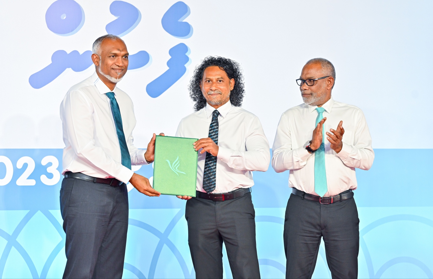 ކުރެންދޫ ދާއިރާގެ އެމްޑީޕީގެ މެމްބަރު އަބްދުލް ޣަނީ މުހައްމަދު ޕީއެންސީ އަށް ސޮއިކުރައްވައި އޭނާގެ ފޯމު ރައީސް އަދި އެ ޕާޓީގެ ރައީސް ޑރ. މުއިއްޒާ ހަވާލު ކުރައްވަނީ.--- ފޮޓޯ: ފަޔާޒު މޫސާ | މިހާރު