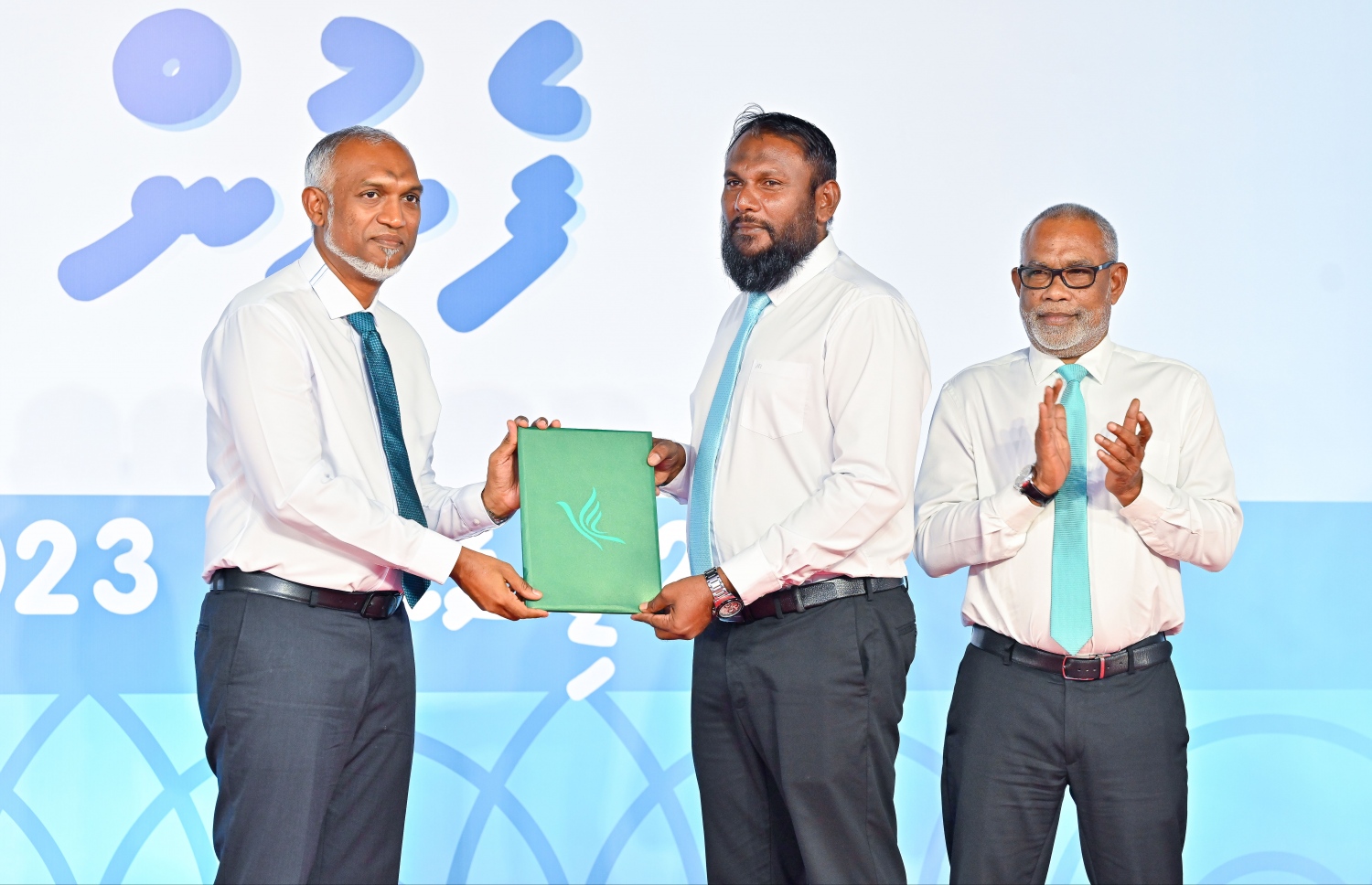 މުލަކު ދާއިރާގެ އެމްޑީޕީގެ  އިބްރާހިމް ނަސީރު ޕީއެންސީއަށް ސޮއިކުރައްވައި އޭނާގެ ފޯމު ރައީސް ޑރ. މުއިއްޒާ ހަވާލު ކުރައްވަނީ.---ފޮޓޯ: ފަޔާޒު މޫސާ | މިހާރު