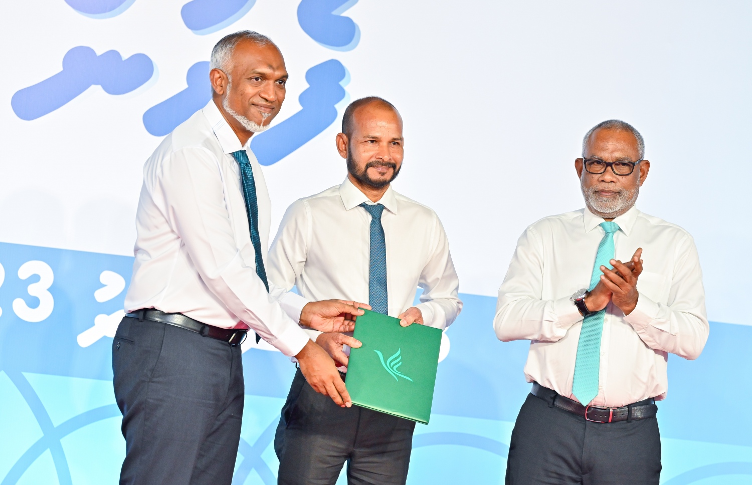 މާފަންނު ދެކުނު ދާއިރާ އެމްޑީޕީގެ މެމްބަރު އާދަމް އަލީ (އާދަންކޮ) ޕީއެންސީއަށް ސޮއިކުރައްވައި އޭނާގެ ފޯމު ރައީސް ޑރ. މުއިއްޒާ ހަވާލު ކުރައްވަނީ.---ފޮޓޯ: ފަޔާޒު މޫސާ | މިހާރު