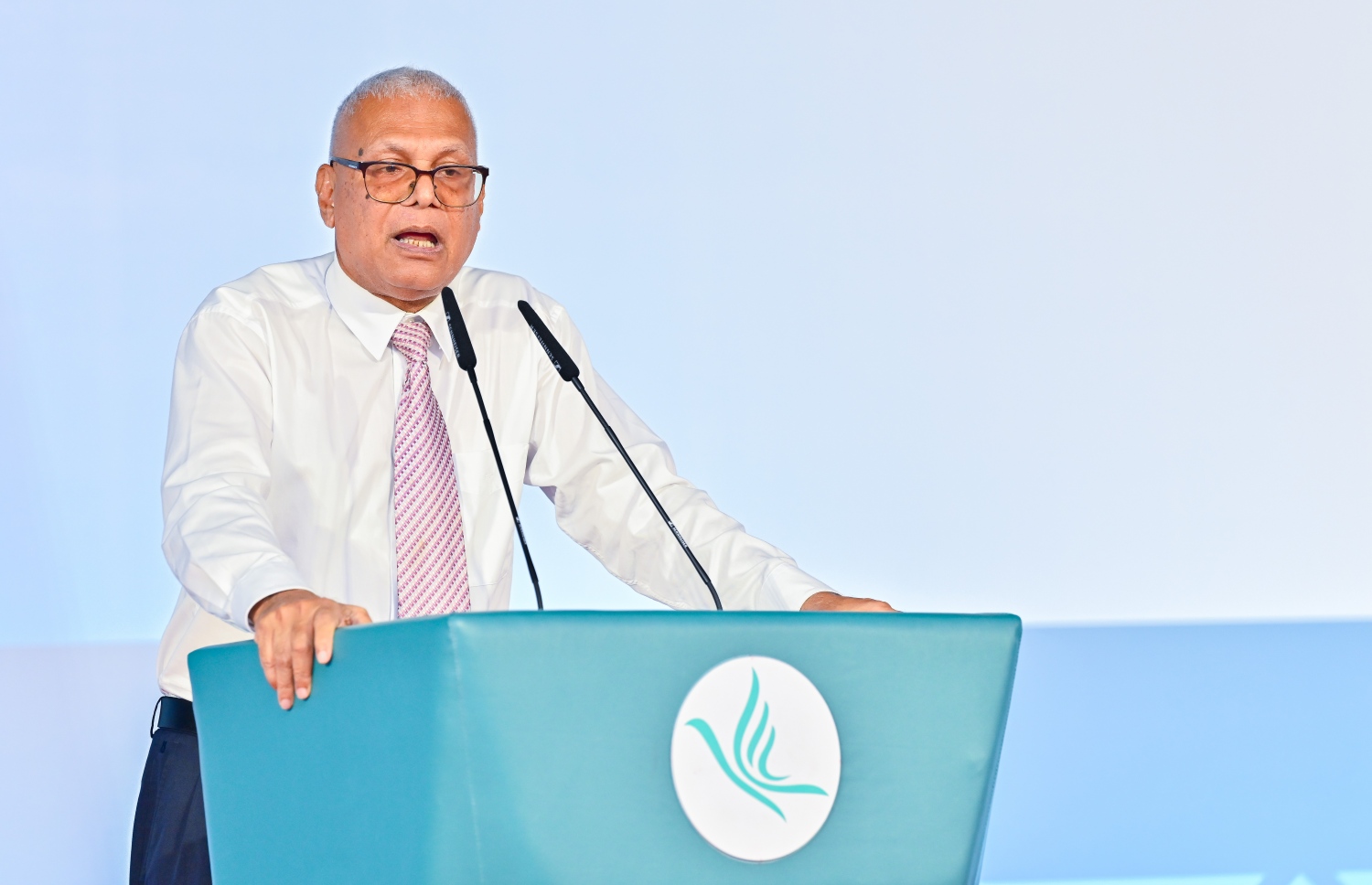 މަރަދޫ ދާއިރާގެ މެންބަރު އިބްރާހިމް ޝަރީފް ޕީއެންސީއަށް ސޮއިކުރެއްވުމަށްފަހު އެ ޖަލްސާގައި ވާހަކަދައްކަވަނީ -- ފޮޓޯ: ފަޔާޒު މޫސާ | މިހާރު