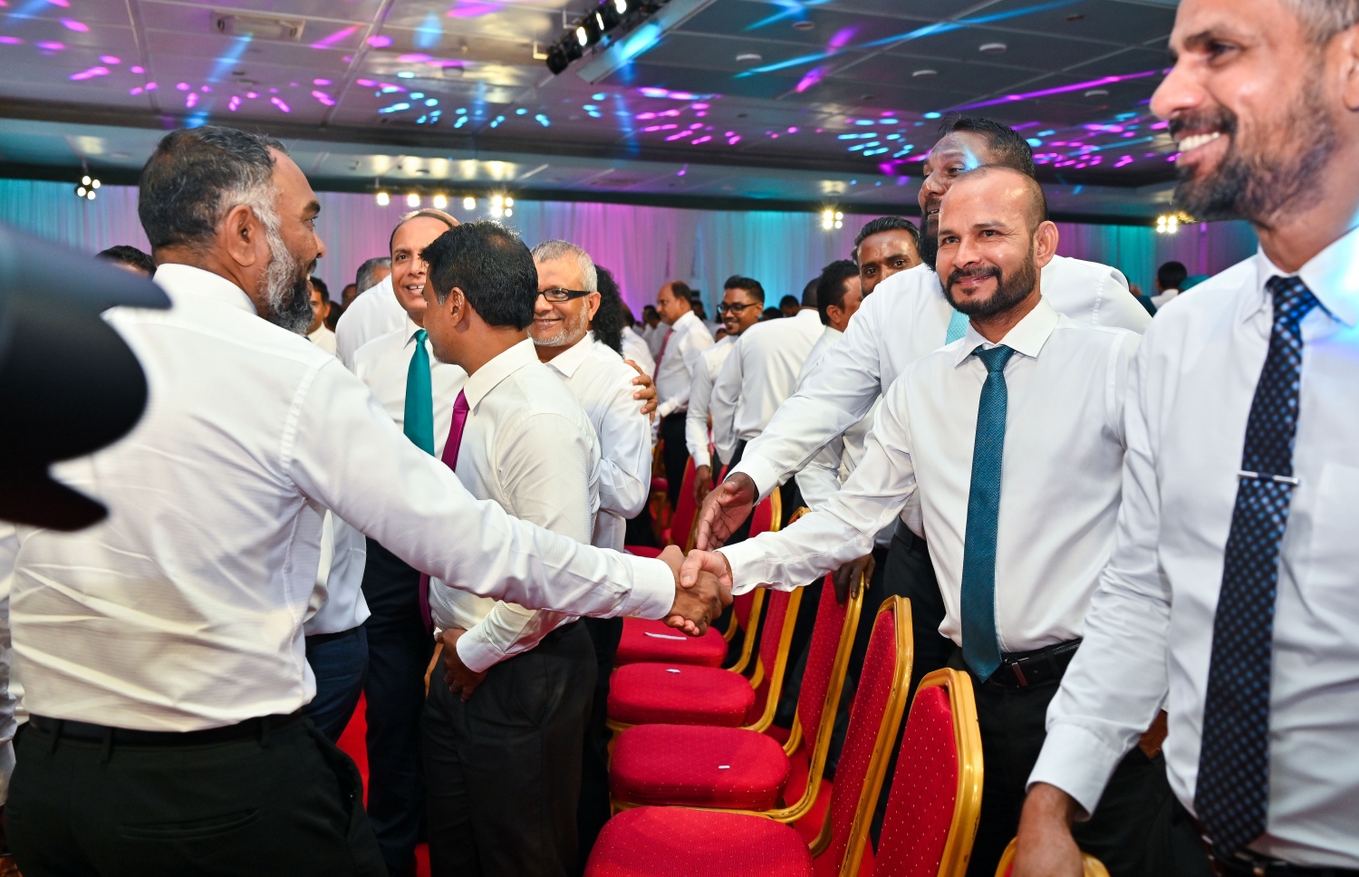 ޕާޓީ ބަދަލުކުރެއްވި މެންބަރު އާދަމް އަލީއާ ކޮންގްރެސް ޕާޓީގެ އިސް ބޭފުޅުން ސަލާމް ކުރައްވަނީ - ފޮޓޯ: ފަޔާޒު މޫސާ / މިހާރު