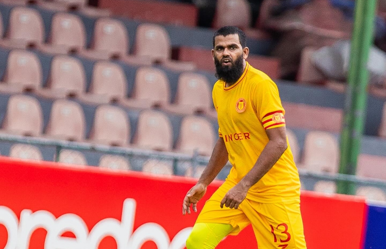 ވިކްޓަރީގެ ކެޕްޓަން ބޭންޑް އަޅައިގެން ކުޅުނީ ކުރީގެ ގައުމީ ޓީމް ކެޕްޓަން އަކޫ.-- ފޮޓޯ: ސިޑިބަރި