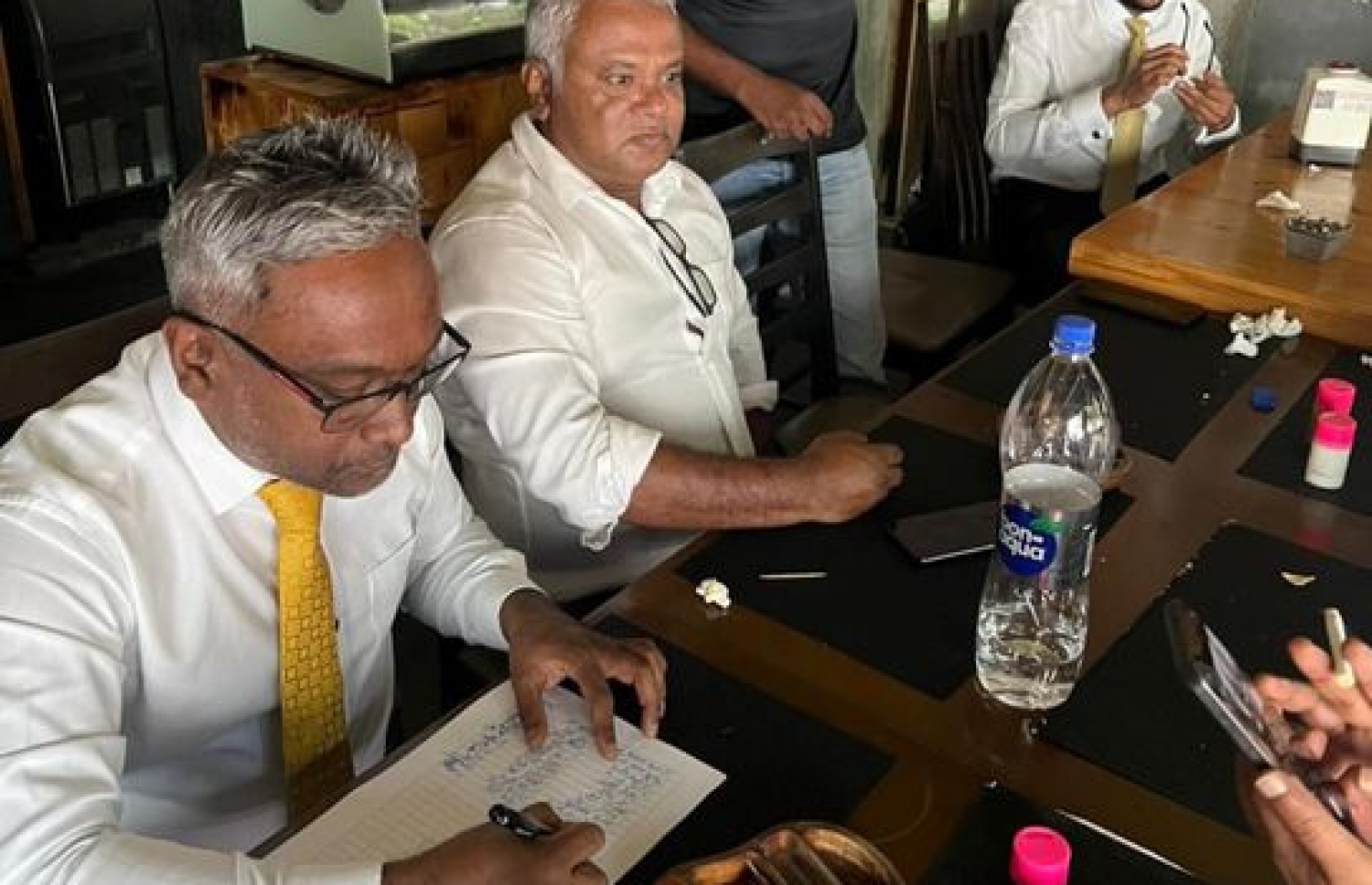 ދައުރުން ބޭރުން ޖަލްސާއެއް ބާއްވަން މެންބަރުން ސޮއި ކުރަނީ--