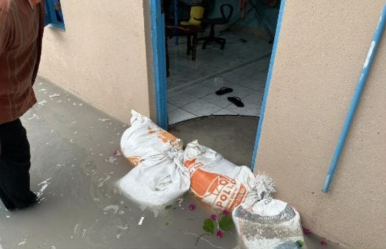 ވިއްސާރަވެ، ފެން ބޮޑުވުމުން ރަށެއްގައި ގޭގޭގައި ވެލި ބަސްތާ ޖަހާފައި.-- ފޮޓޯ: އެންޑީއެމްއޭ