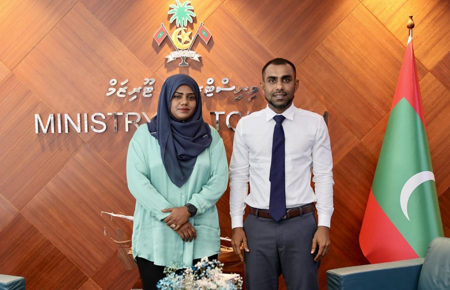 ޓޫރިޒަމް މިނިސްޓަރު ފައިސަލް، އެމްއެމްޕީއާރުސީގެ އާ މެނޭޖިން ޑިރެކްޓަރު ފާތިމަތު ތައުފީގު އާ ބައްދަލުކުރައްވަނީ. --ފޮޓޯ: ޓޫރިޒަމް މިނިސްޓްރީ