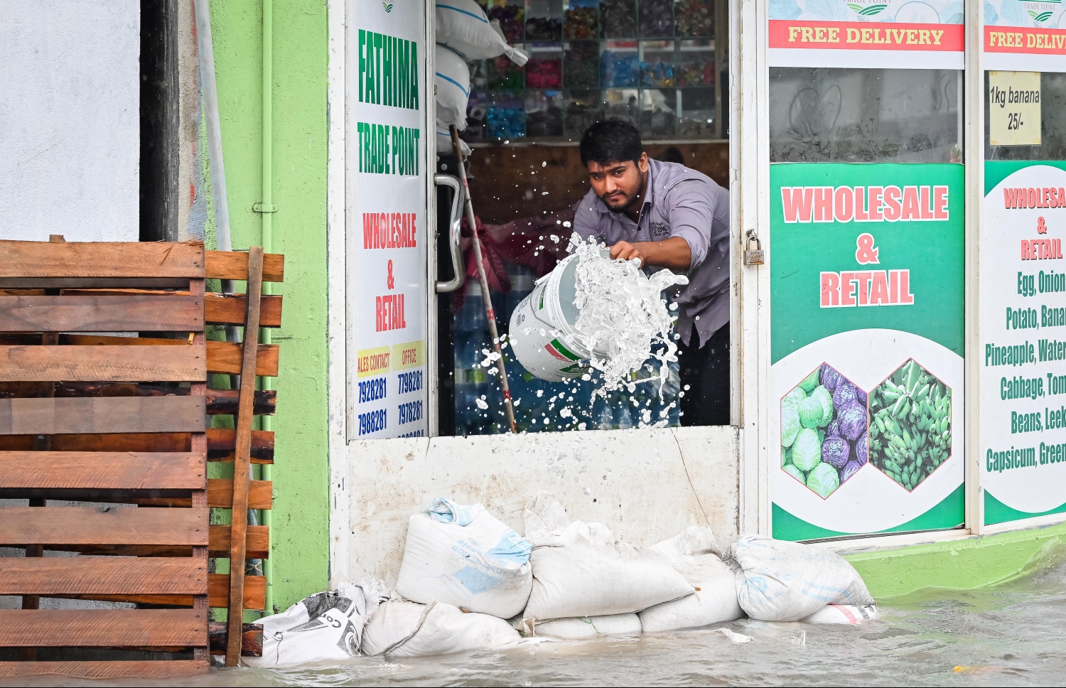 މާލެއަށް ކުރަމުންދާ ގަދަ ވިއްސާރައިގައި، މާލެގެ ފެންބޮޑުވެފައި މަގެއްގައި ހުރި ފިހާރައަކަށް ވަދެފައިހުރި ފެން މީހަކު ހިނދަނީ .-- ފޮޓޯ: ނިޝާން އަލީ / މިހާރު