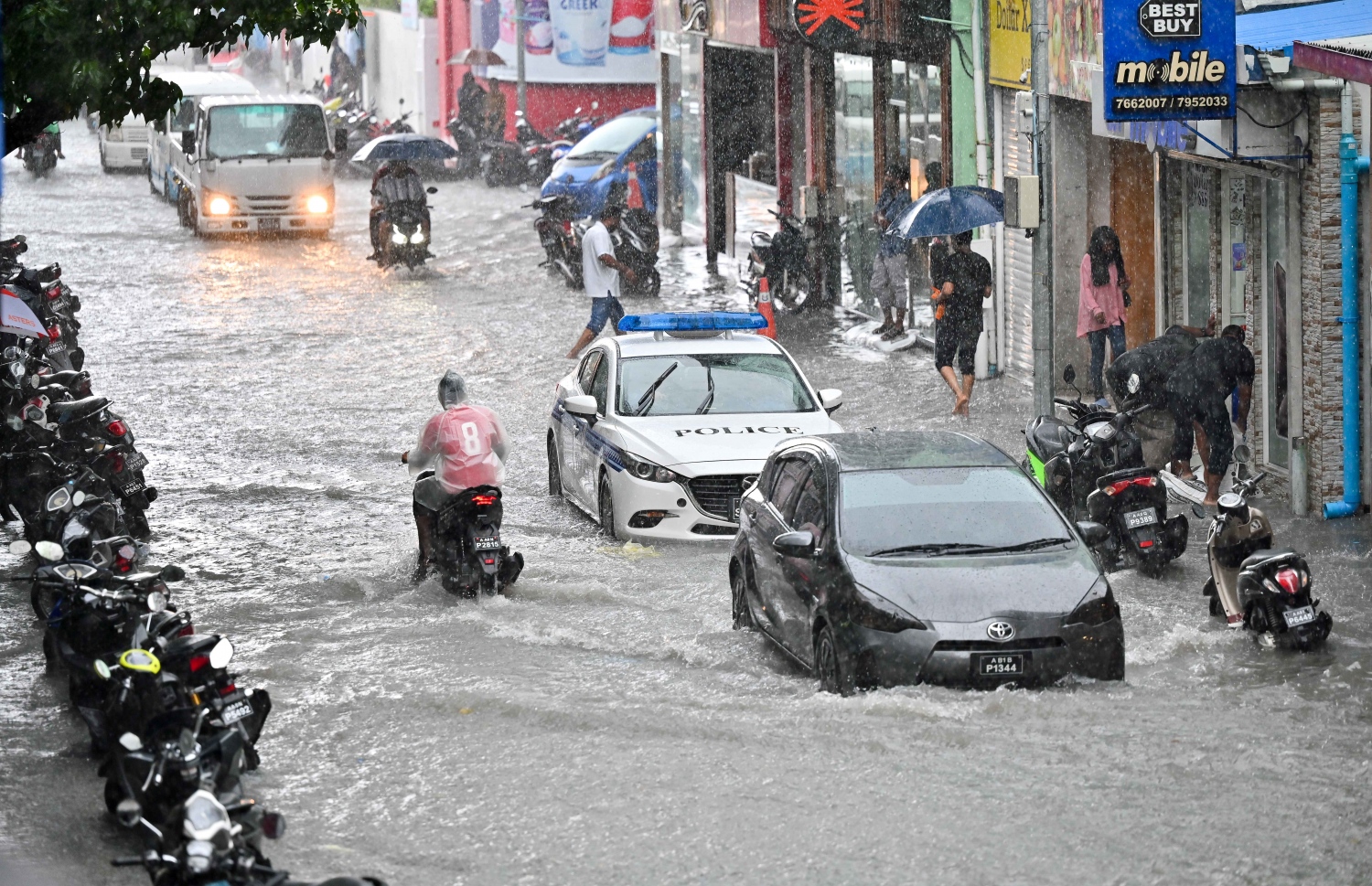 ރެއިން ފެށިގެން މާލެއަށް ކުރަމުންދާ ގަދަ ވިއްސާރައިގައި، މާލޭގެ މަޖީދީ މަގުގައި ފެންބޮޑުވެފައި.-- ފޮޓޯ: ނިޝާން އަލީ / މިހާރު