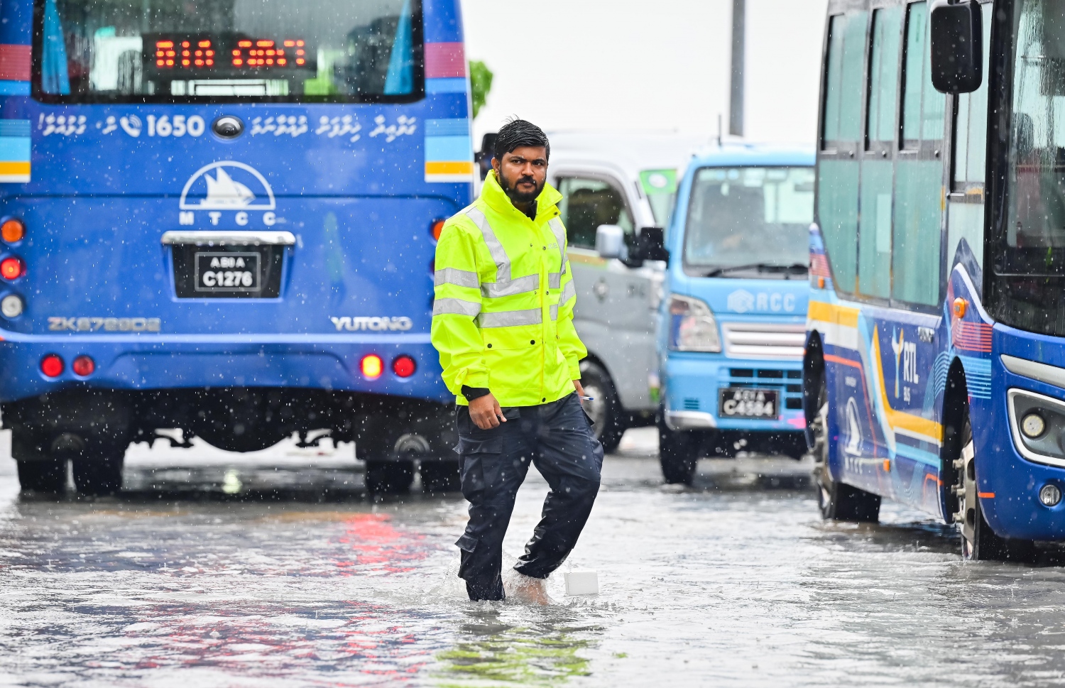 ރެއިން ފެށިގެން މާލެއަށް ކުރަމުންދާ ގަދަ ވިއްސާރައިގައި ފެން ބޮޑުވެފައިވާ މަގެއްގައި ޓްރެފިކް ފުލުހަކު ހަރަކާތްތެރިވަނީ.-- ފޮޓޯ: ނިޝާން އަލީ / މިހާރު