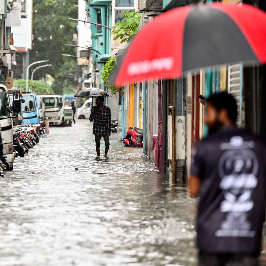 ރެއިން ފެށިގެން މާލެއަށް ކުރަމުންދާ ގަދަ ވިއްސާރައިގައި، ފެންބޮޑުވެފައި.-- ފޮޓޯ: ނިޝާން އަލީ / މިހާރު