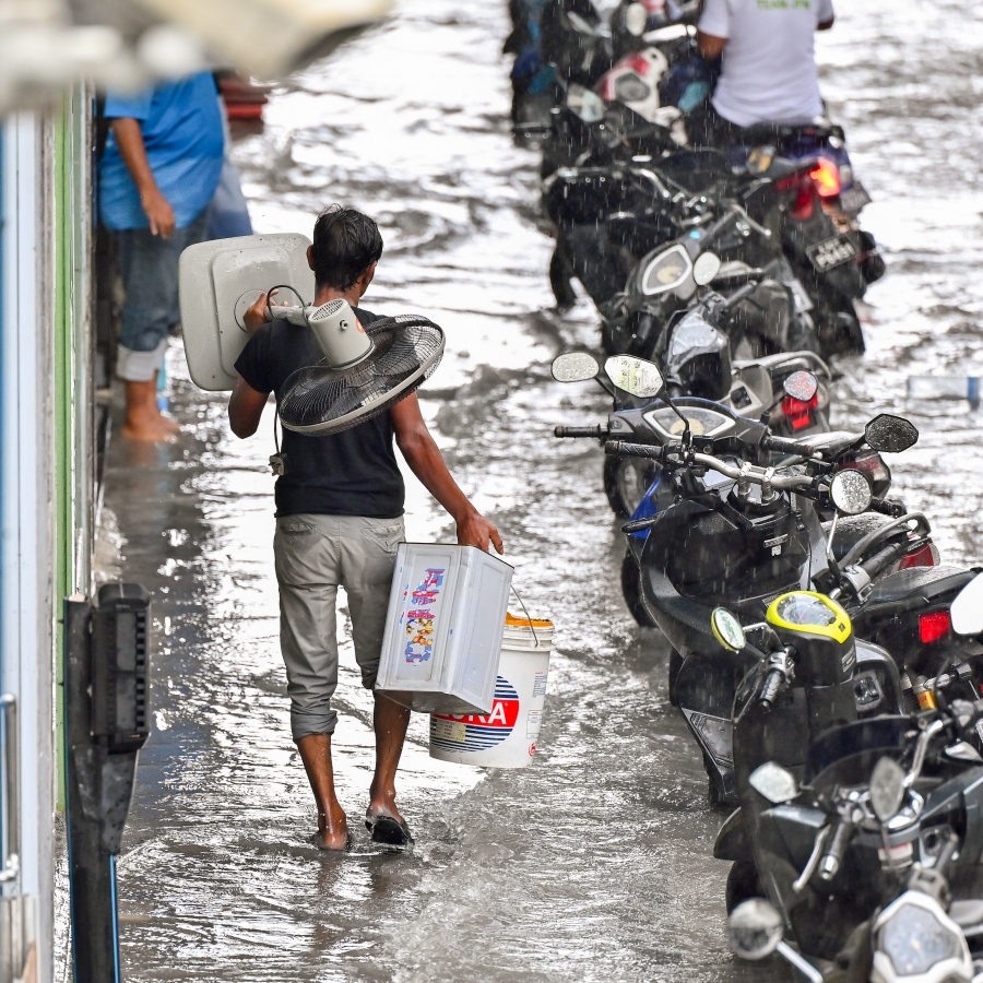 ރެއިން ފެށިގެން މާލެއަށް ކުރަމުންދާ ގަދަ ވިއްސާރައިގައި، ފެންބޮޑުވެފައި.-- ފޮޓޯ: ނިޝާން އަލީ / މިހާރު