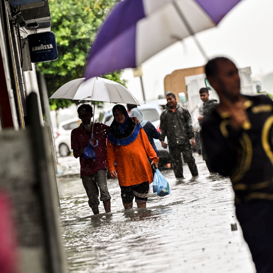 ރެއިން ފެށިގެން މާލެއަށް ކުރަމުންދާ ގަދަ ވިއްސާރައިގައި، މާލެގެ ފެންބޮޑުވެފައި މަގެއްގައި ބަޔަކު ހަރަކާތްތެރިވަނީ.-- ފޮޓޯ: ނިޝާން އަލީ / މިހާރު
