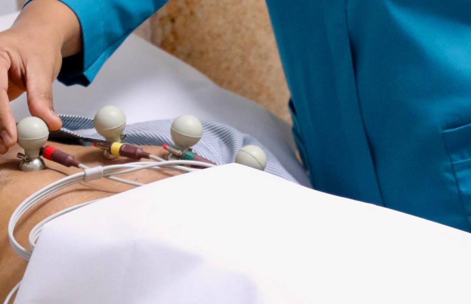 މެޑިކަލް ޗެކަޕް ހެދުމަށް މީހެއްގެ އީސީޖީ ހަދަނީ.-- ފޮޓޯ: އައިޖީއެމްއެޗް