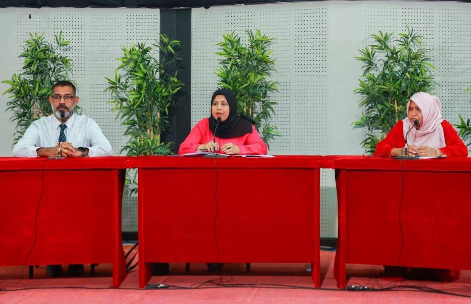 މެޑިކަލް ޗެކަޕްގެ މައުލޫމާތު ދިނުމަށް މިދިޔަ ޖެނުއަރީ މަހު ބޭއްވި ޕްރެސް ކޮންފަރެންސްގައި، އާސަންދައިގެ އެމްޑީ ޒީނިޔާ (ކ)، އެންސްޕާގެ ސީއީއޯ ހީނާ އަދި ދަރުމަވަންތައިގެ ސީއީއޯ ހަލީމް ބައިވެރިވެވަޑައިގަންނަވަނީ.-- ފޮޓޯ: އެންސްޕާ