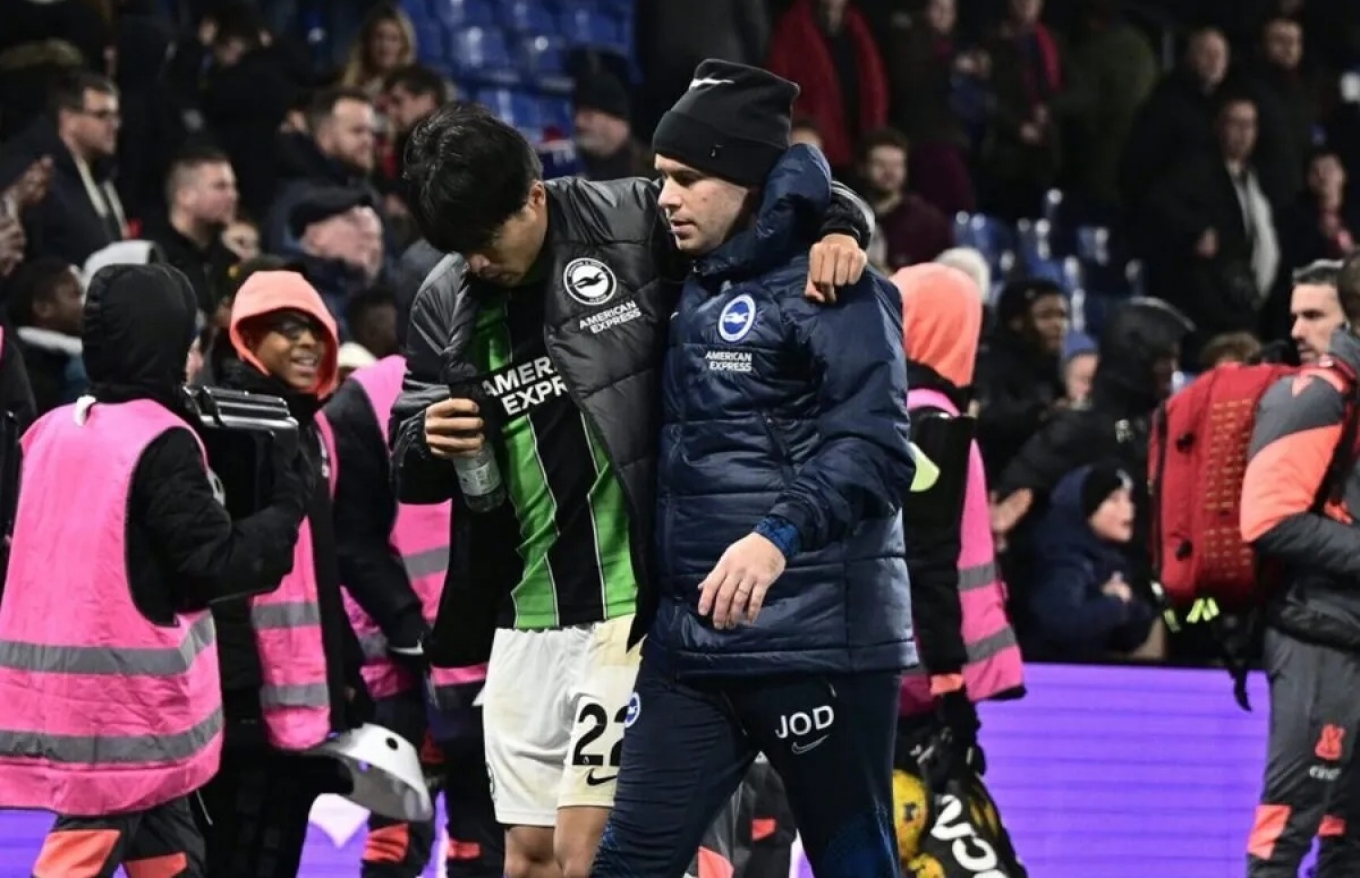 މިޓޯމާ އަށް އަނިޔާވެގެން ދަނޑުން ބާލަނީ.--