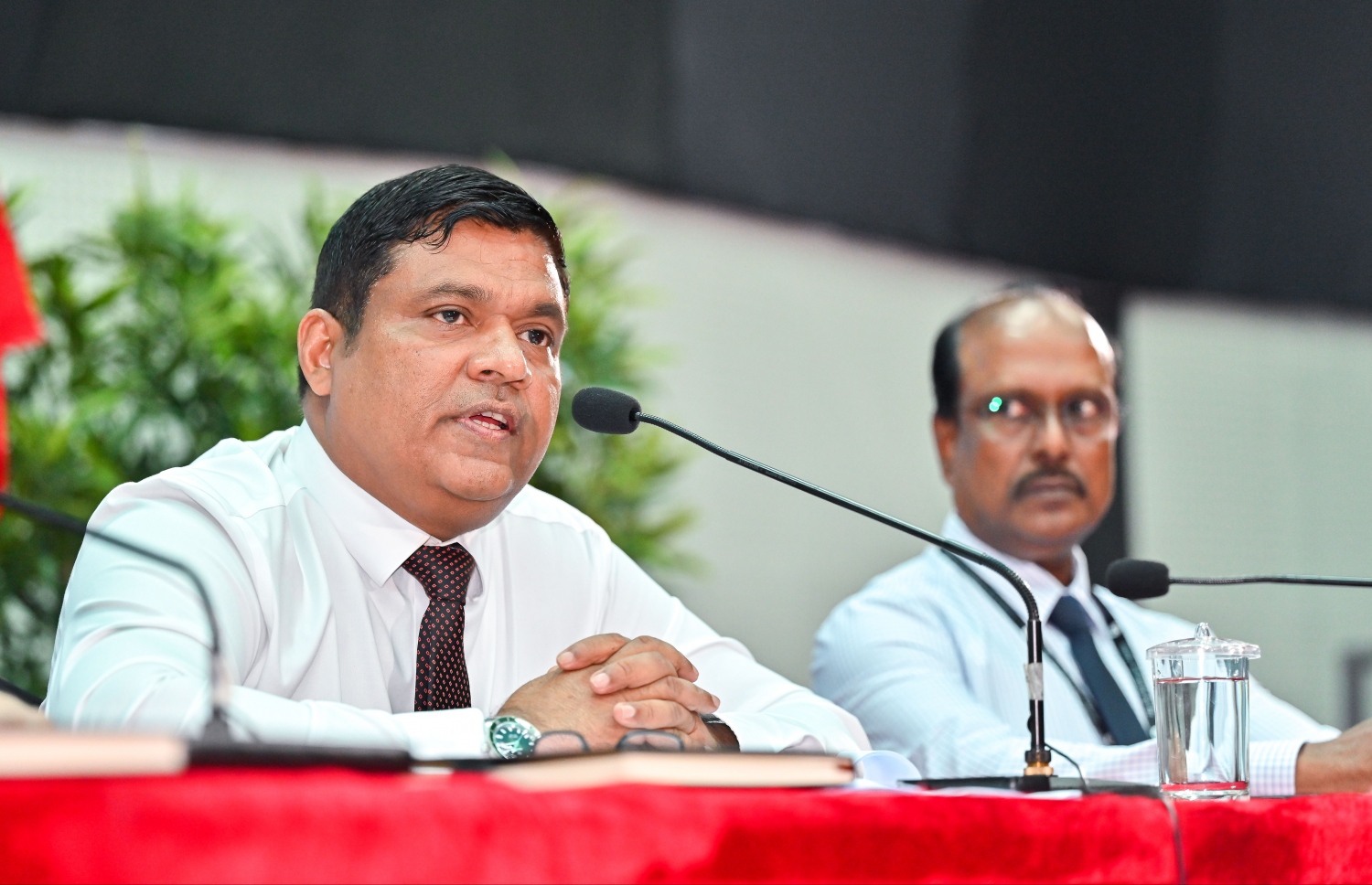 މިއަދުގެ މީޑިއާ ބްރީފިންގައި ޓްރާންސްޕޯޓް މިނިސްޓަރު އަމީން ވާހަކަ ދައްކަވަނީ.---ފޮޓޯ: ފަޔާޒު މޫސާ|މިހާރު