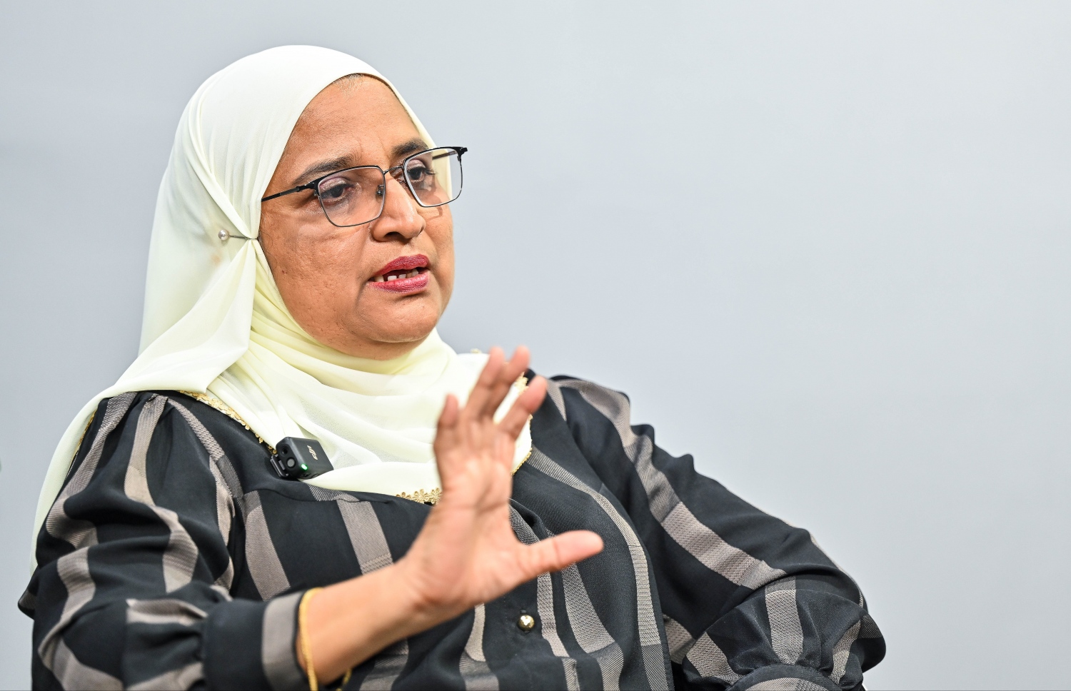 އާޒިމާ "މިހާރު" އަށް ވާހަކަ ދައްކަވަނީ.---ފޮޓޯ: ފަޔާޒު މޫސާ| މިހާރު