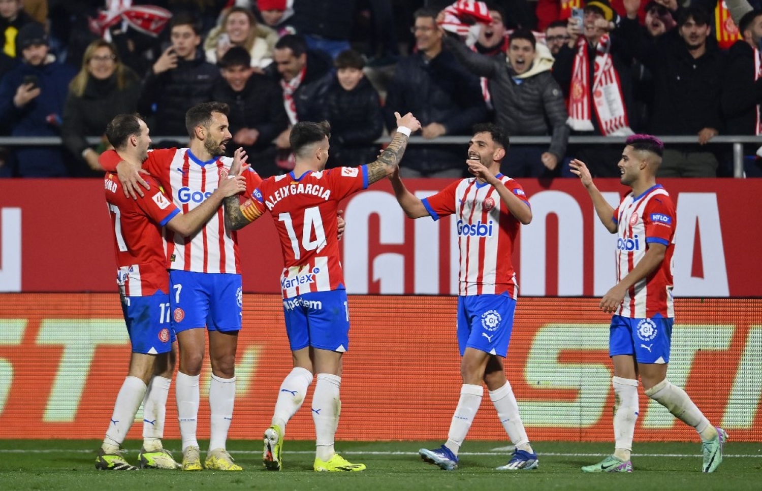 ޖިރޯނާ އިން ރޭގެ މެޗުގައި ގޯލެއް ޖެހުމަށް ފަހު އުފާފާލު ކުރަނީ.-- ފޮޓޯ: އޭއެފްޕީ