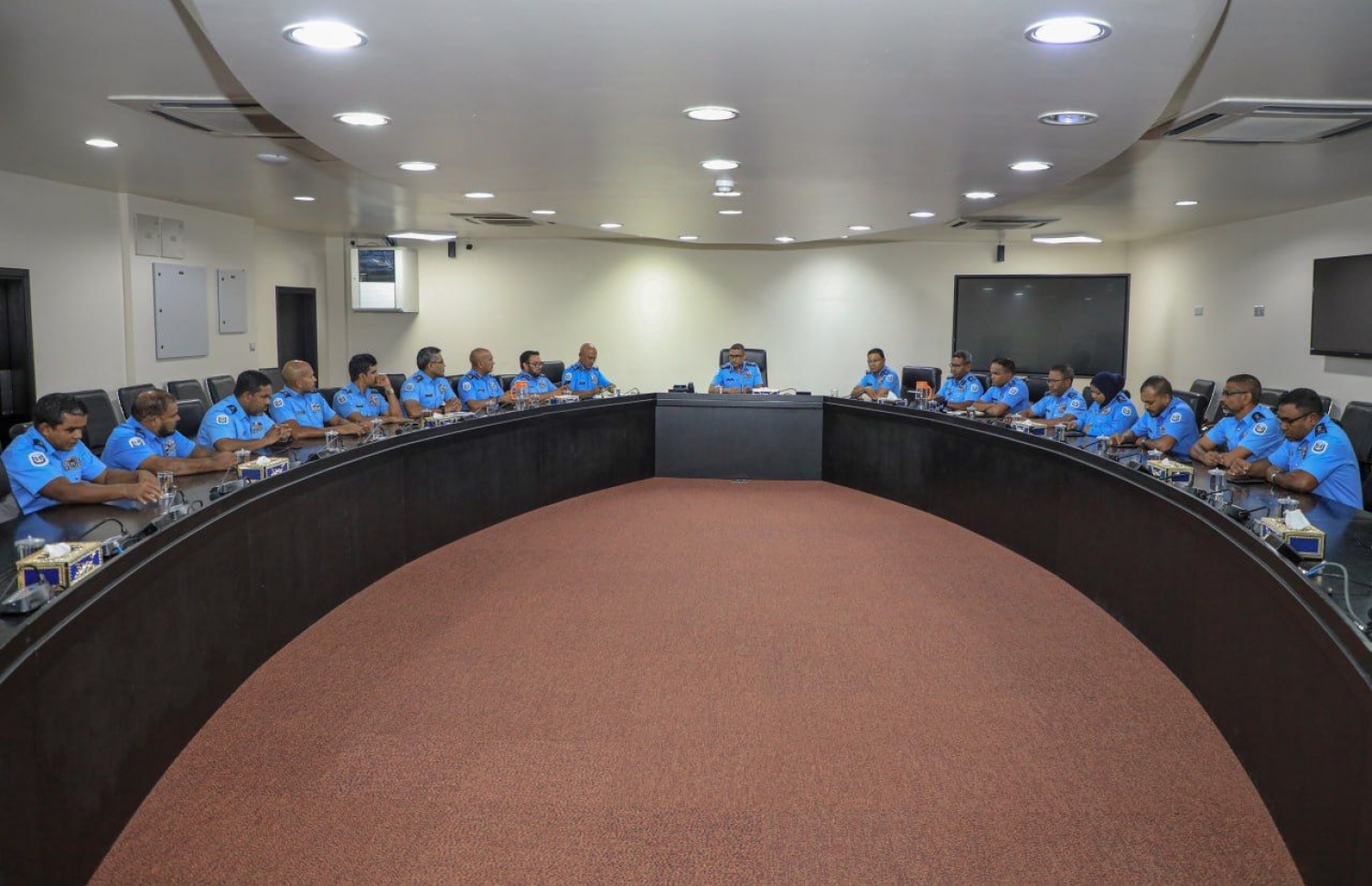 ސެންޓްރަލް ސެންޓްރަލް ޕޮލިސިންގް ކޮމާންޑް އާއި އޮޕަރޭޝަން ސަޕޯޓް ކޮމާންޑް އަދި ޑްރަގް އެންފޯސްމަންޓްގެ ސީނިއާ ފުލުހުންނާއެކު ކޮމިޝަނާ އޮފް ޕޮލިސް އަލީ ޝުޖާއު އިއްޔެ ބޭއްވެވި ބައްދަލުވުން.-- ފޮޓޯ: ޕޮލިސް