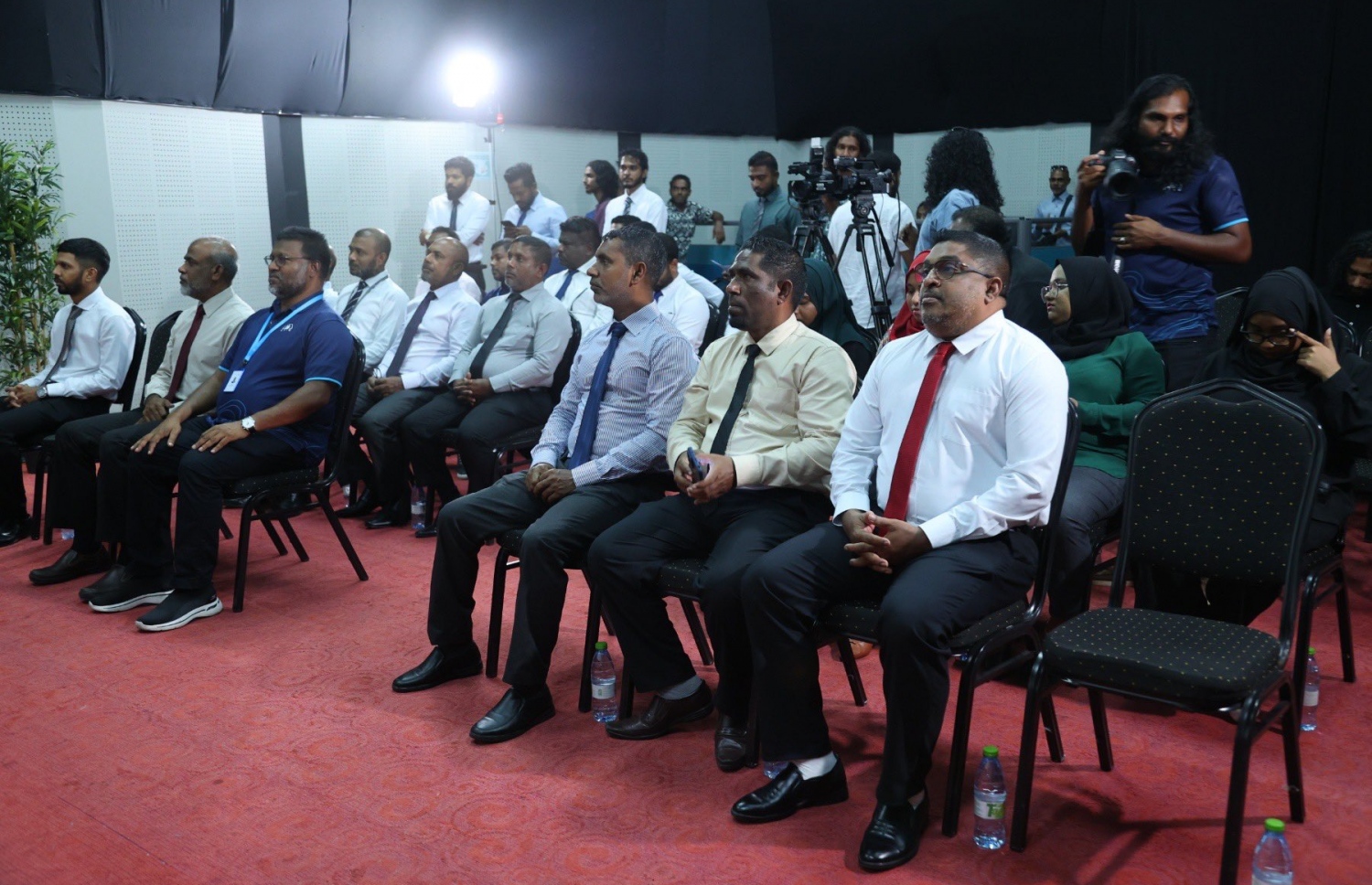 ވިލިމާލެ މަގު ހެދުމާއި ނިލަންދޫ އެއާޕޯޓުގެ އީއައިއޭ ހެދުމުގެ އެއްބަސްވުމުގައި ސޮއިކުރަން މިއަދު ބޭއްވި ރަސްމިއްޔާތުގައި ބައިވެރިވެވަޑައިގެންނެވި ބައެއް ބޭފުޅުން.-- ފޮޓޯ: ކޮންސްޓްރަކްޝަން މިނިސްޓްރީ