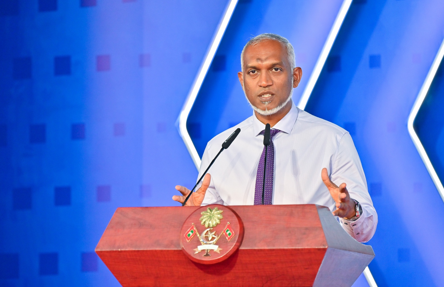 ވެލާނާ އެއާޕޯޓު މަޝްރޫއު ތިން ގުނަ ބޮޑުކޮށް، އެ މަޝްރޫއު އިފްތިތާހު ކޮށްދެއްވުމަށްފަހު ރައީސް ޑރ. މުހައްމަދު މުއިއްޒު ވާހަކަ ދައްކަވަނީ. --ފޮޓޯ: ފަޔާޒް މޫސާ | މިހާރު