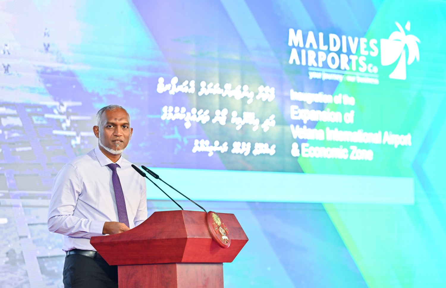 ވެލާނާ އެއާޕޯޓު މަޝްރޫއު ތިން ގުނަ ބޮޑުކޮށް، އެ މަޝްރޫއު އިފްތިތާހު ކޮށްދެއްވުމަށްފަހު ރައީސް ޑރ. މުހައްމަދު މުއިއްޒު ވާހަކަ ދައްކަވަނީ. --ފޮޓޯ: ފަޔާޒް މޫސާ | މިހާރު