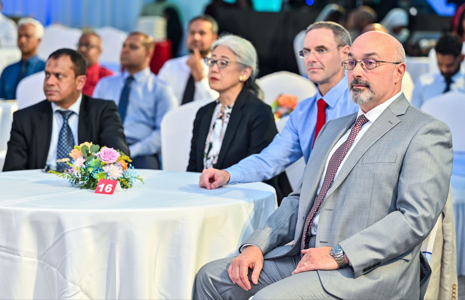 ވެލާނާ އިންޓަނޭޝަނަލް އެއާޕޯޓުގެ ތަރައްގީ ކުރުމުގެ ދެ ވަނަ ފިޔަވަހި އިފުތިތާހު ކުރުމަށް ބޭއްވި ރަސްމިއްޔާތުގައި ރާއްޖޭގައި ތިއްބަވާ ބޭރު ގައުމުތަކުގެ ބައެއް ސަފީރުން ބައިވެރިވެވަޑައިގަންނަވަނީ.--- ފޮޓޯ: ފަޔާޒު މޫސާ | މިހާރު