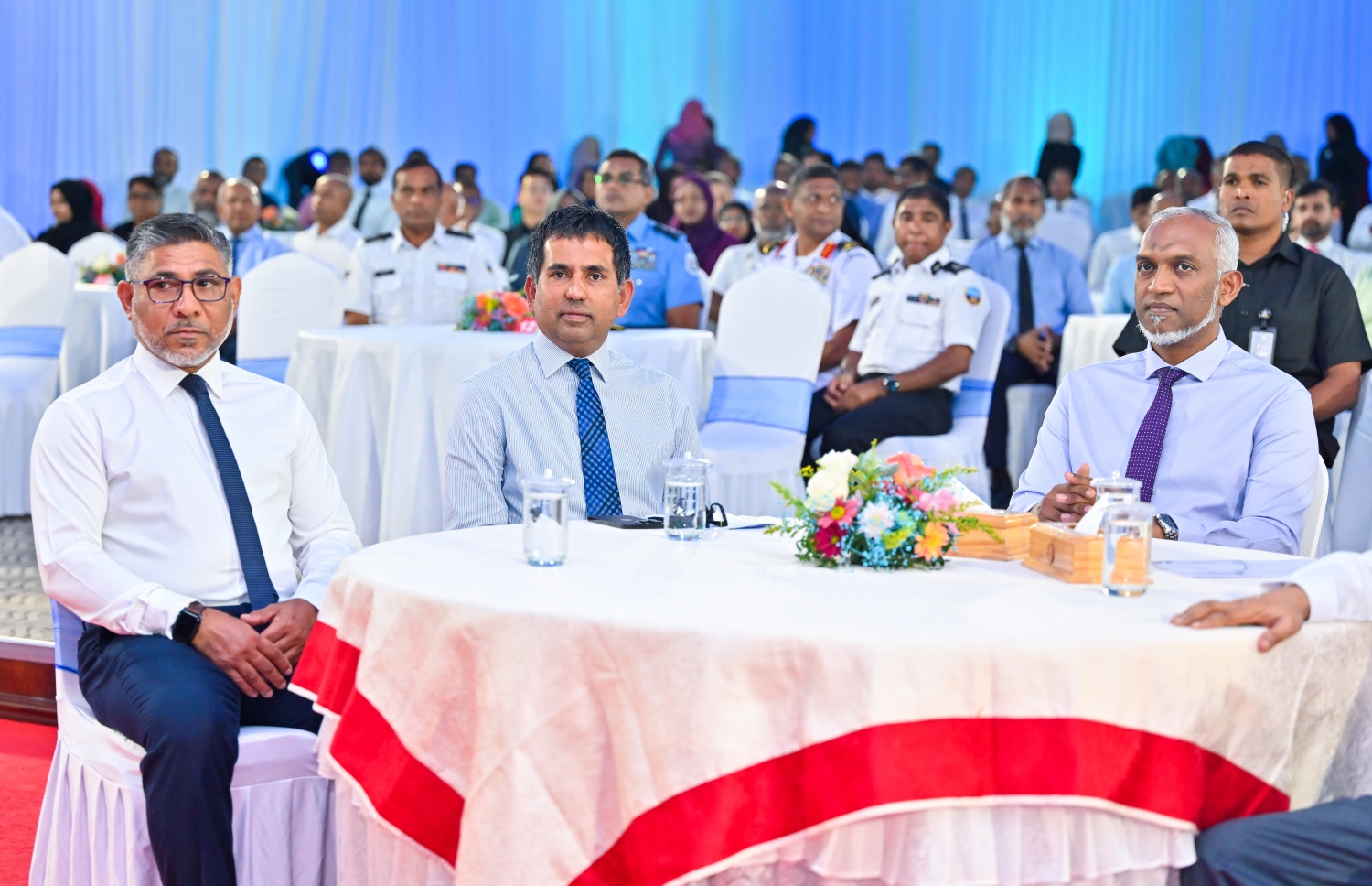 ވެލާނާ އިންޓަނޭޝަނަލް އެއާޕޯޓު ތަރައްގީ ކުރުމުގެ ދެ ވަނަ ފިޔަވަހި އިފުތިތާހުކުރުމަށް ބޭއްވި ރަސްމިއްޔާތުގައި ރައީސް ޑރ. މުހައްމަދު މުއިއްޒާއި އިކޮނޮމިކް މިނިސްޓަރު މުހައްމަދު ސައީދު އަދި އެމްއޭސީއެލްގެ އެމްޑީ އިބްރާހިމް ޝަރީފް މުހައްމަދު ބައިވެރިވެވަޑައިގަންނަވަނީ.--- ފޮޓޯ: ފަޔާޒު މޫސާ | މިހާރު
