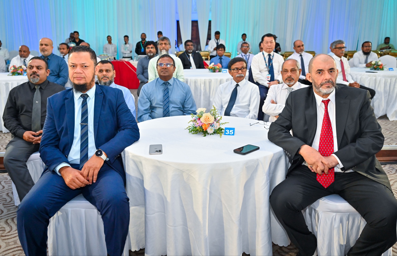 ވެލާނާ އެއާޕޯޓު ތަރައްގީ ކުރުމުގެ ދެ ވަނަ ފިޔަވަހި އިފްތިތާހު ކުރުމަށް ބޭއްވި ރަސްމިއްޔާތުގައި ރާއްޖެ އިން ބޭރުގެ ބައެއް ބޭފުޅުން ބައިވެރިވެވަޑައިގަންނަވަނީ.--- ފޮޓޯ: ފަޔާޒު މޫސާ | މިހާރު