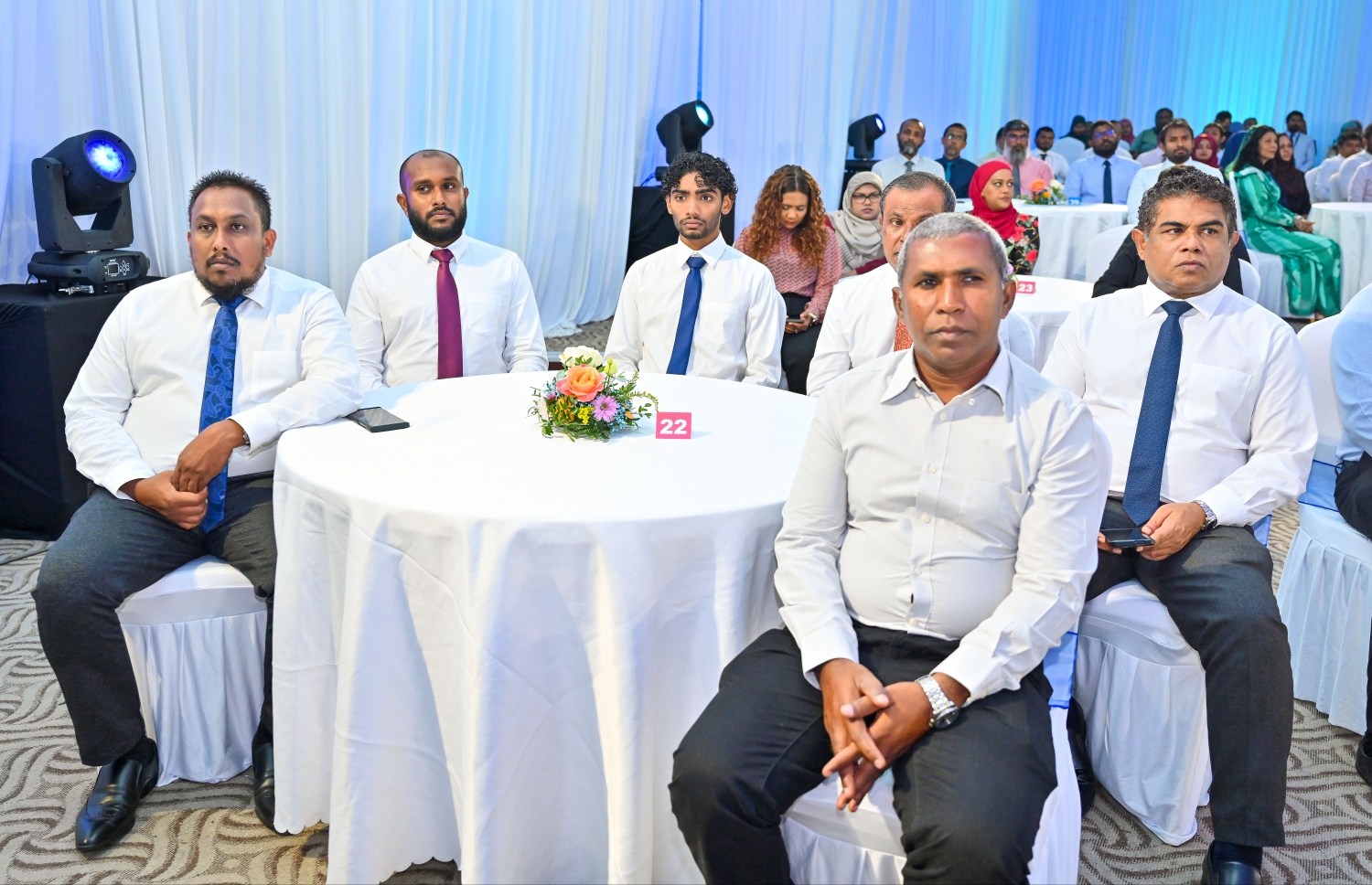 ވެލާނާ އިންޓަނޭޝަނަލް އެއާޕޯޓު ތަރައްގީގެ ދެ ވަނަ ފިޔަވަހި އިފުތިތާހުކުރުމަށް ބޭއްވި ރަސްމިއްޔާތުގައި ރައްޔިތުންގެ މަޖިލިހުގެ ބައެއް މެމްބަރުން ބައިވެރިވެވަޑައިގަންނަވަނީ: ތަރައްގީގެ މާސްޓާ ޕްލޭނަށް ގާނޫނީ ބާރުވެރިކަން ދޭން ރައީސް ޑރ. މުއިއްޒު ވަނީ ނިންމަވާފައި.--- ފޮޓޯ: ފަޔާޒު މޫސާ | މިހާރު