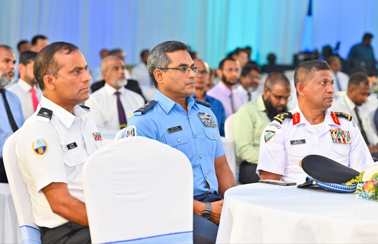 ވެލާނާ އިންޓަނޭޝަނަލް އެއާޕޯޓް ތަރައްގީ ކުރުމުގެ ދެ ވަނަ ފިޔަވަހި ރަސްމީކޮށް ފެށުމަށް ބޭއްވި ރަސްމިއްޔާތުގައި ސިފައިންނާއި ފުލުހުން އަދި ކަސްޓަމްސްގެ ބައެއް އިސްވެރިން ބައިވެރިވަޑައިގަންނަވަނީ.---ފޮޓޯ: ފަޔާޒު މޫސާ| މިހާރު