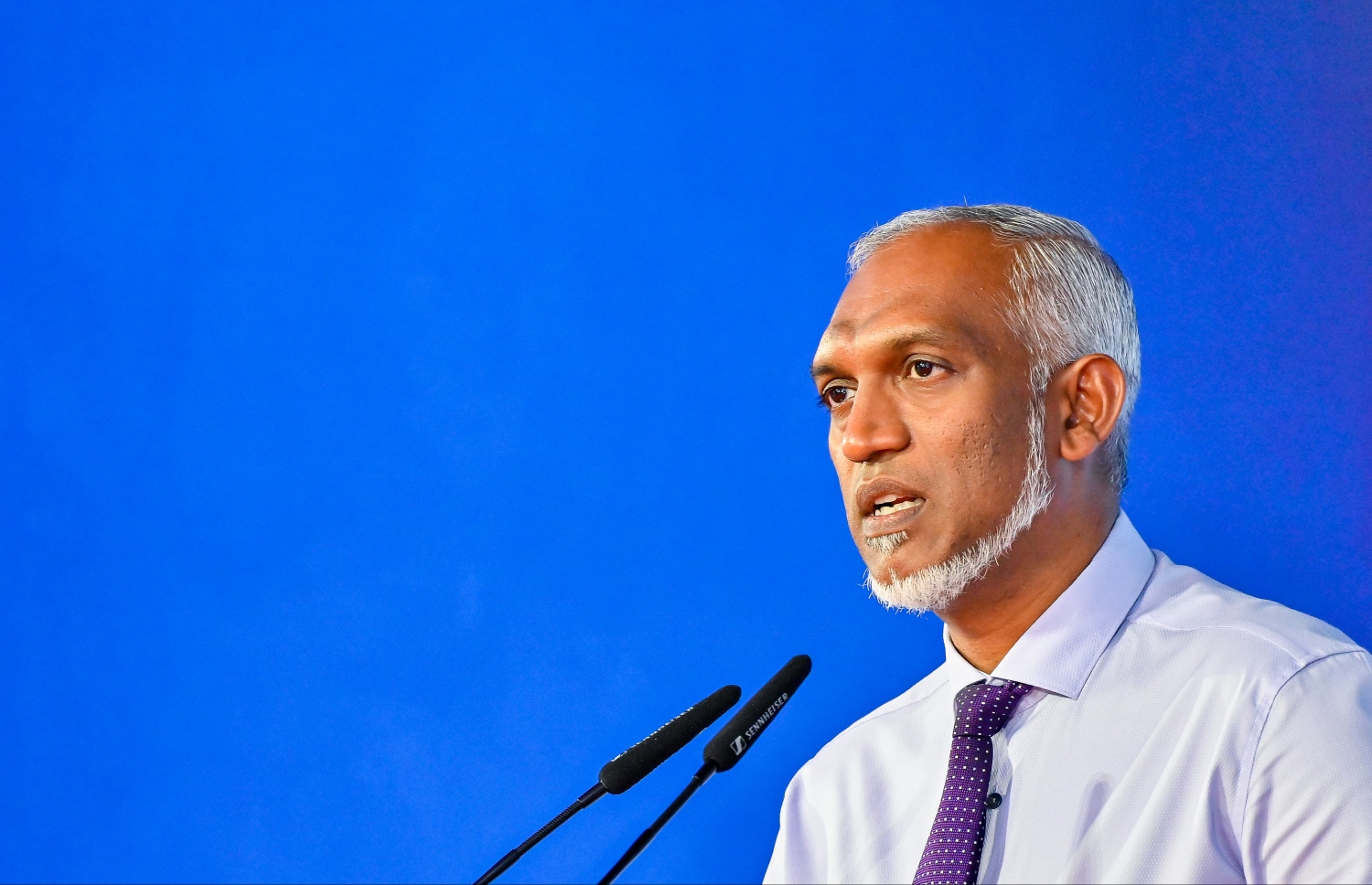 ވެލާނާ އިންޓަނޭޝަނަލް އެއާޕޯޓު ތަރައްގީ ކުރުމުގެ ދެ ވަނަ ފިޔަވަހި ރަސްމީކޮށް ފެށުމަށް ބޭއްވި ރަސްމިއްޔާތުގައި ރައީސް ޑރ މުހައްމަދު މުއިއްޒު ވާހަކަފުޅު ދައްކަވަނީ: މިހާރު އެއާޕޯޓު ތަރައްގީ ކުރުމުގެ މަޝްރޫއާ އެކީގައި އާ ތަސައްވަރުގެ މަސައްކަތް ވެސް ފެށޭނެ ކަމަށް ރައީސް ވިދާޅުވި.--- ފޮޓޯ: ފަޔާޒު މޫސާ | މިހާރު