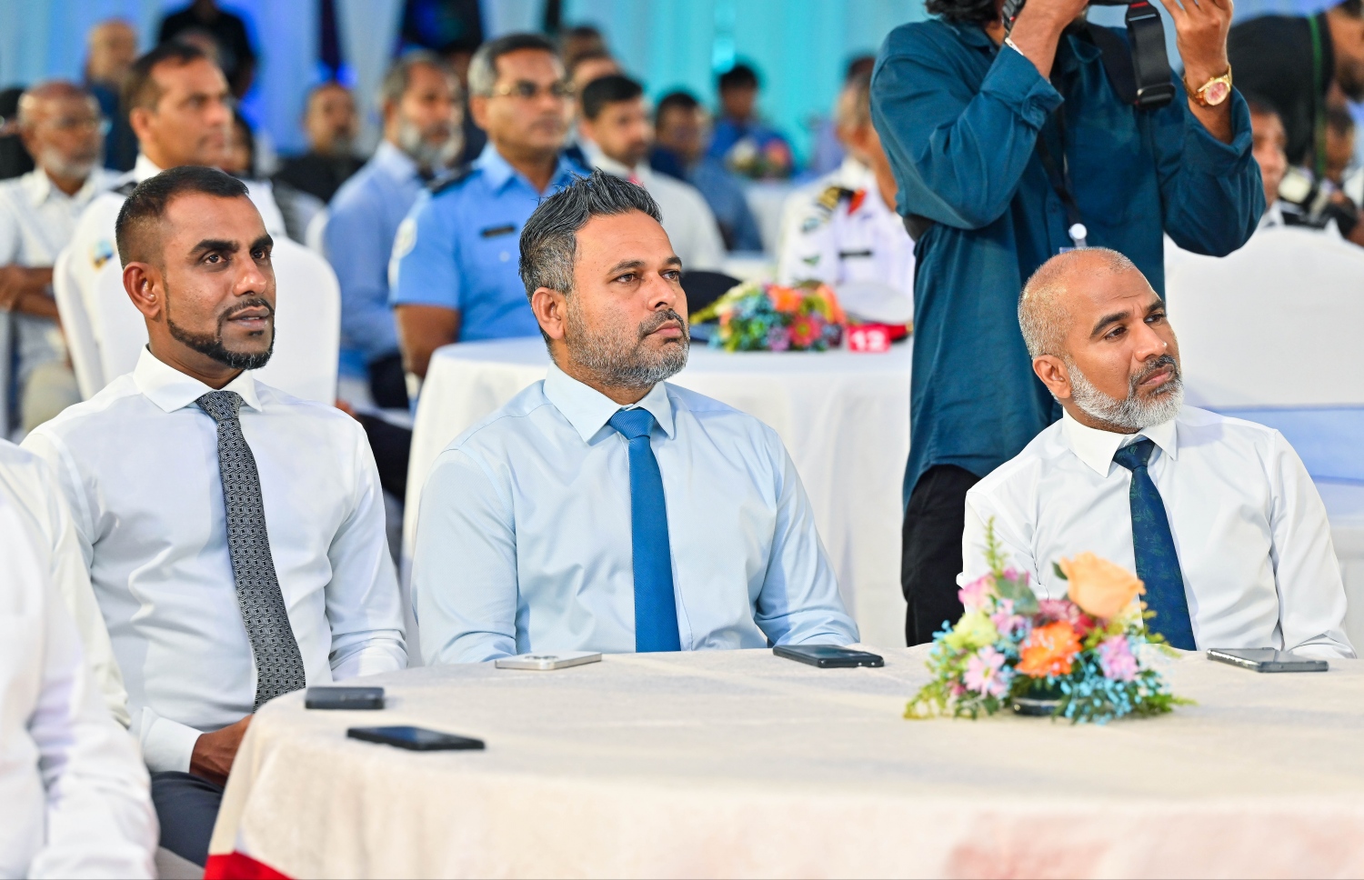 ވެލާނާ އިންޓަނޭޝަނަލް އެއާޕޯޓު ތަރައްގީ ކުރުމުގެ ދެ ވަނަ ފިޔަވަހި ރަސްމީކޮށް ފެށުމަށް ބޭއްވި ރަސްމިއްޔާތުގައި ބައެއް ވަޒީރުން [ކ-ވ، އެޑިއުކޭޝަން މިނިސްޓަރު ޑރ. އިސްމާއިލް ޝަފީއު، ފިޝަރީޒް މިނިސްޓަރު އަހުމަދު ޝިޔާމް އަދި ޓޫރިޒަމް މިނިސްޓަރު އިބްރާހިމް ފައިސަލް] ބައިވެރިވެވަޑައިގަންނަވަނީ.--- ފޮޓޯ: ފަޔާޒު މޫސާ | މިހާރު