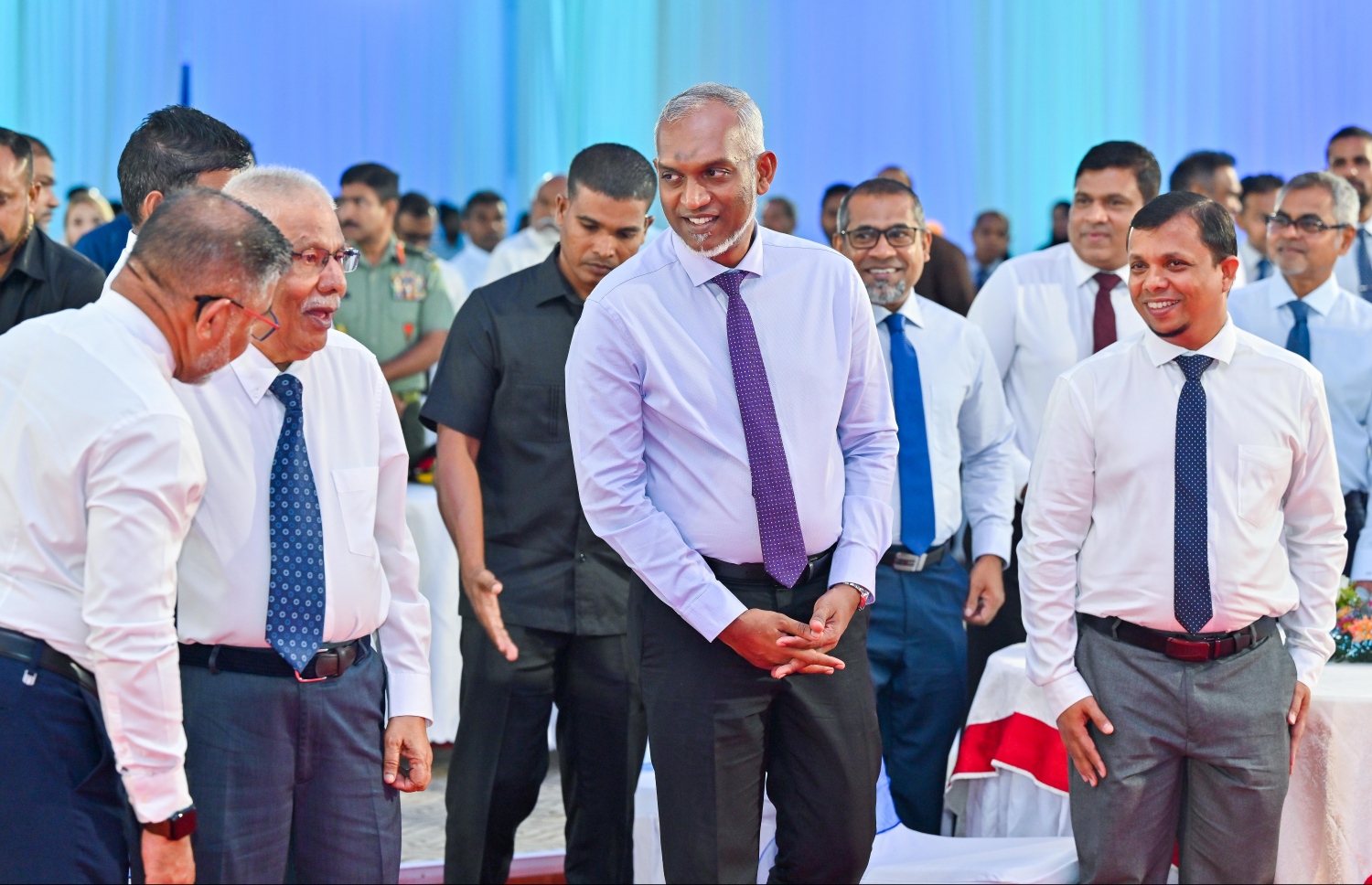 ވެލާނާ އެއާޕޯޓު ތަރައްގީގެ މަޝްރޫއު އިފްތިތާހުކުރުމަށް ބޭއްވި ރަސްމިއްޔާތުގައި ރައީސް ޑރ މުއިއްޒު އެމްއޭސީއެލްގެ ޗެއާމަން މުހައްމަދު އުމަރު މަނިކުއާ ވާހަކަފުޅު ދައްކަވާލަނީ -- ފޮޓޯ: ފަޔާޒު މޫސާ | މިހާރު