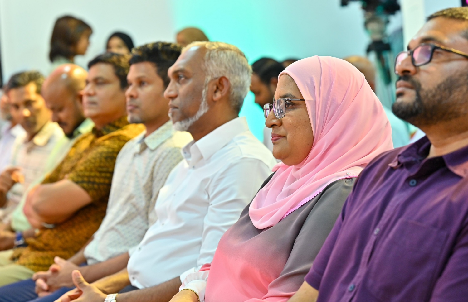 އާޒިމާގެ ކެމްޕެއިން މެނިފެސްޓޯ އިފުތިތާހު ކުރުމަށް މިރޭ ބޭއްވި ޖަލްސާގައި އޭނާ އާއި ރައީސް ޑރ. މުއިއްޒާއި ނައިބު ރައީސް ހުސައިން.---ފޮޓޯ: ނިޝާން އަލީ| މިހާރު