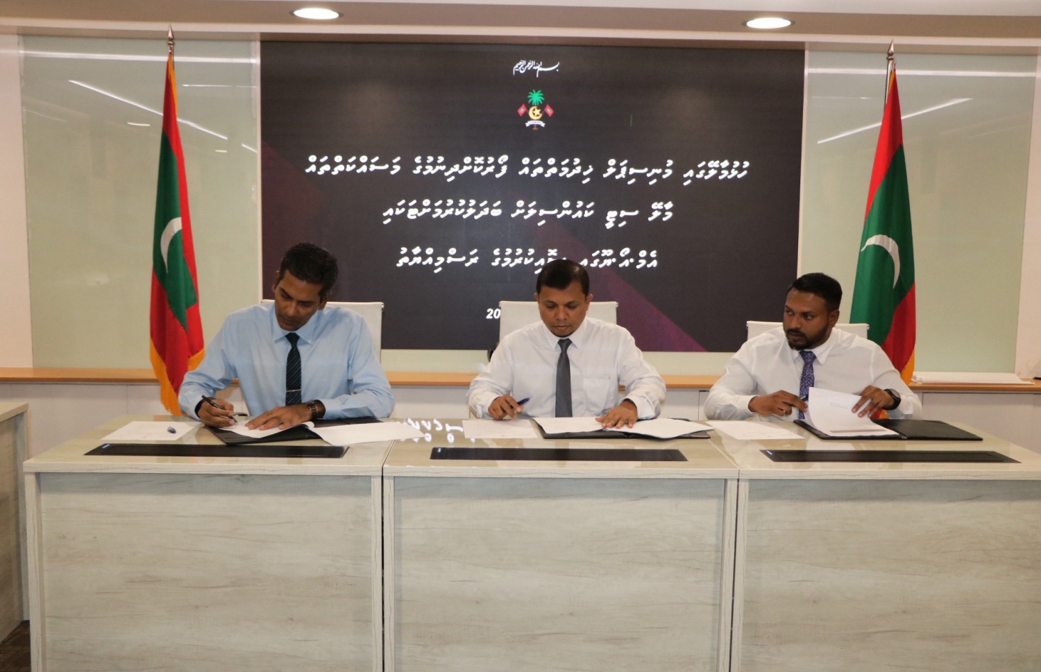 ހުޅުމާލޭގެ މުނިސިޕަލް ހިދުމަތްތައް މާލެ ސިޓީ ކައުންސިލަށް ބަދަލުވުމުގެ އެއްބަސްވުމުގައި ފިނޭންސް މިނިސްޓްރީ އާއި އާބަންކޯ އަދި މާލެ ސިޓީ ކައުންސިލުން ސޮއިކުރަނީ.