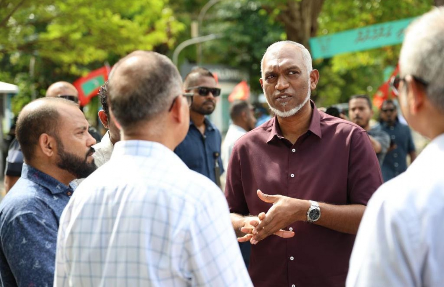 މޭޔަރު ކަމަށް ޕީއެންސީގެ ފަރާރުން ވާދަ ކުރައްވާ އާޒިމާ ޝުކޫރުގެ ކެމްޕެއިނަށް، ރައީސް. ޑރ. މުހައްމަދު މުއިއްޒު ވިލިމާލެއަށް.--